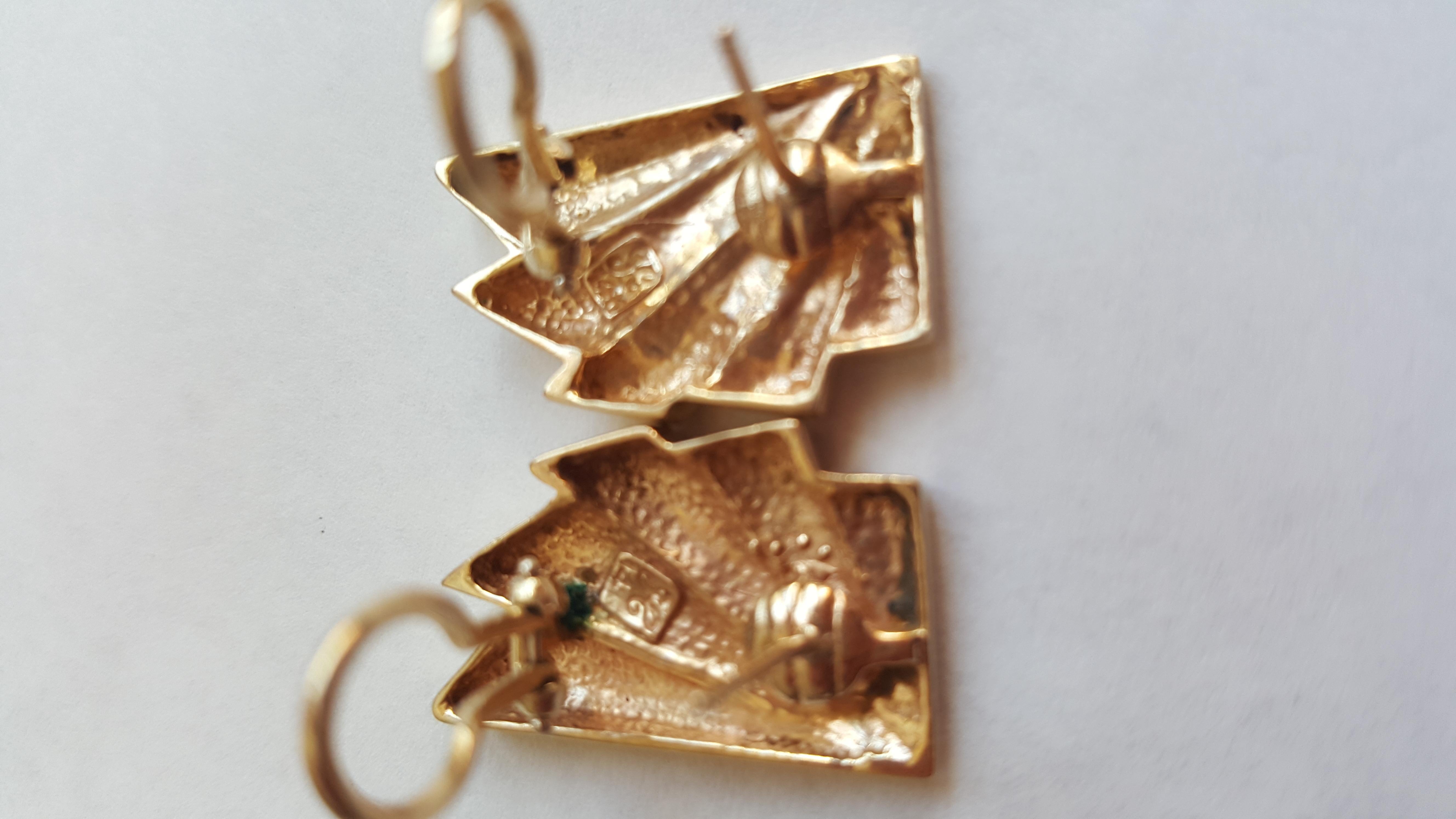 Boucles d'oreilles en or jaune 14 carats à motif festonné, tige à franges et support Omega en vente 1