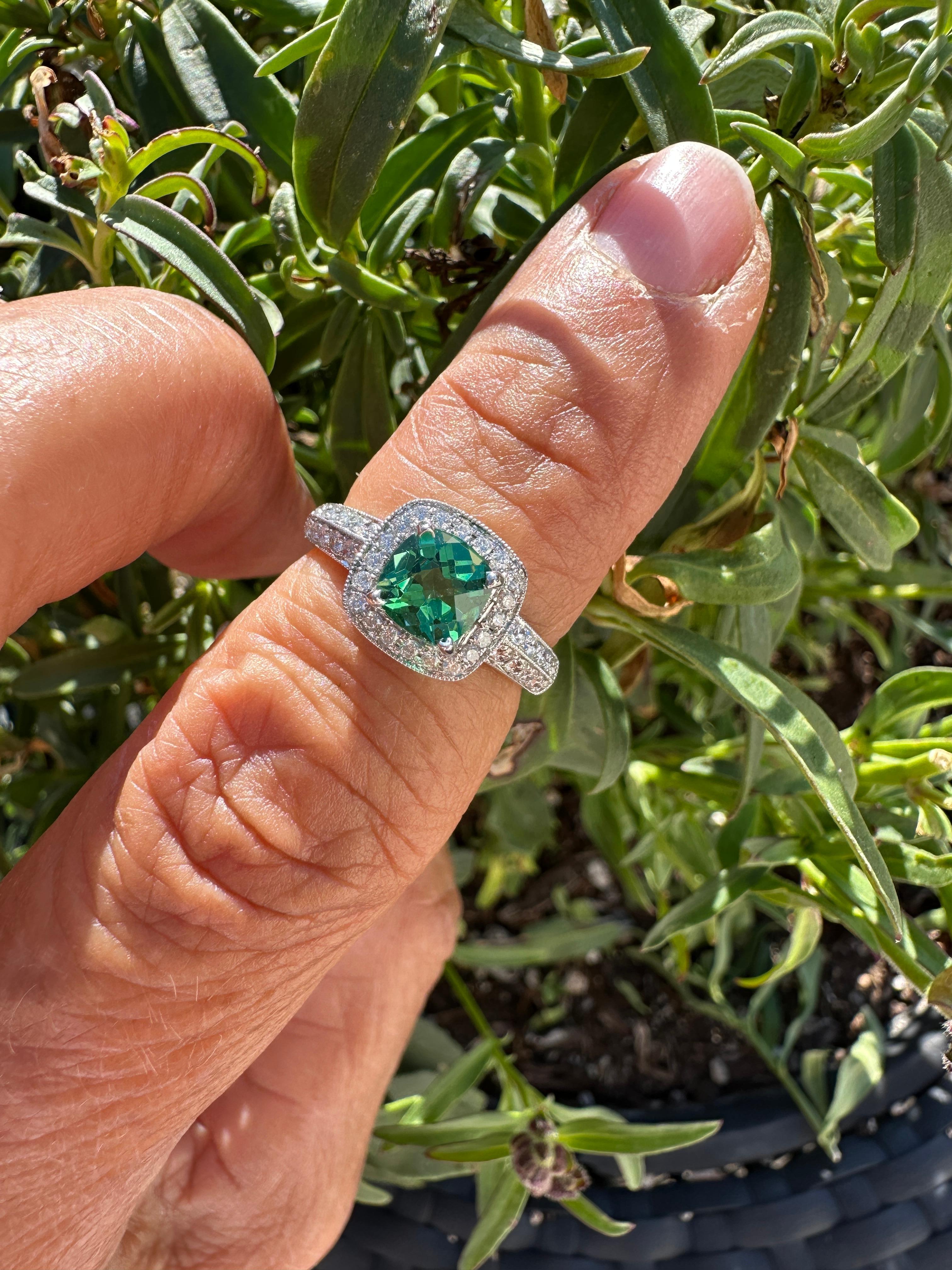 Contemporaneo Anello aureola con pietra verde e diamante in oro bianco 14kt Greene & Greene in vendita