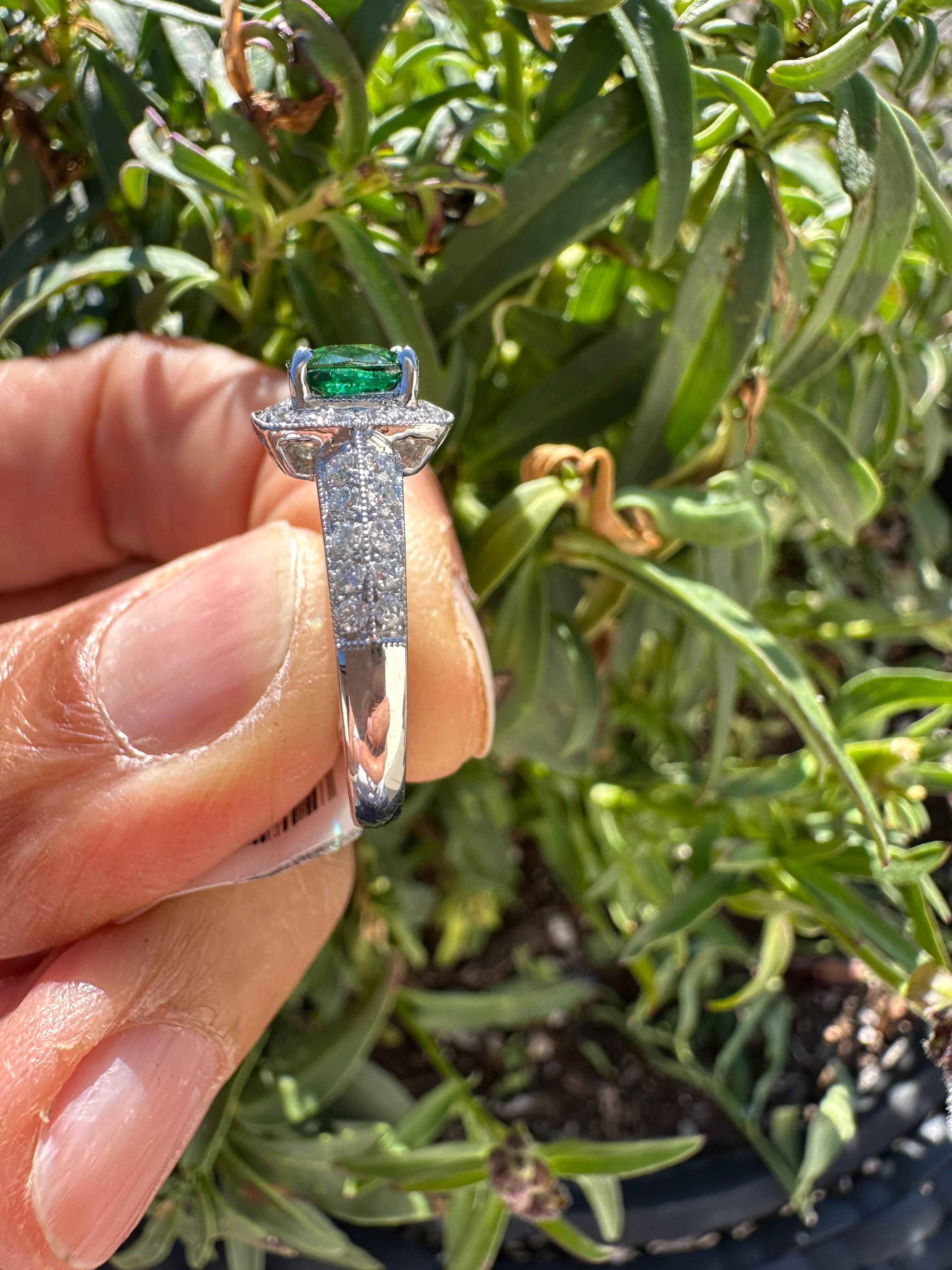 Taglio cuscino Anello aureola con pietra verde e diamante in oro bianco 14kt Greene & Greene in vendita
