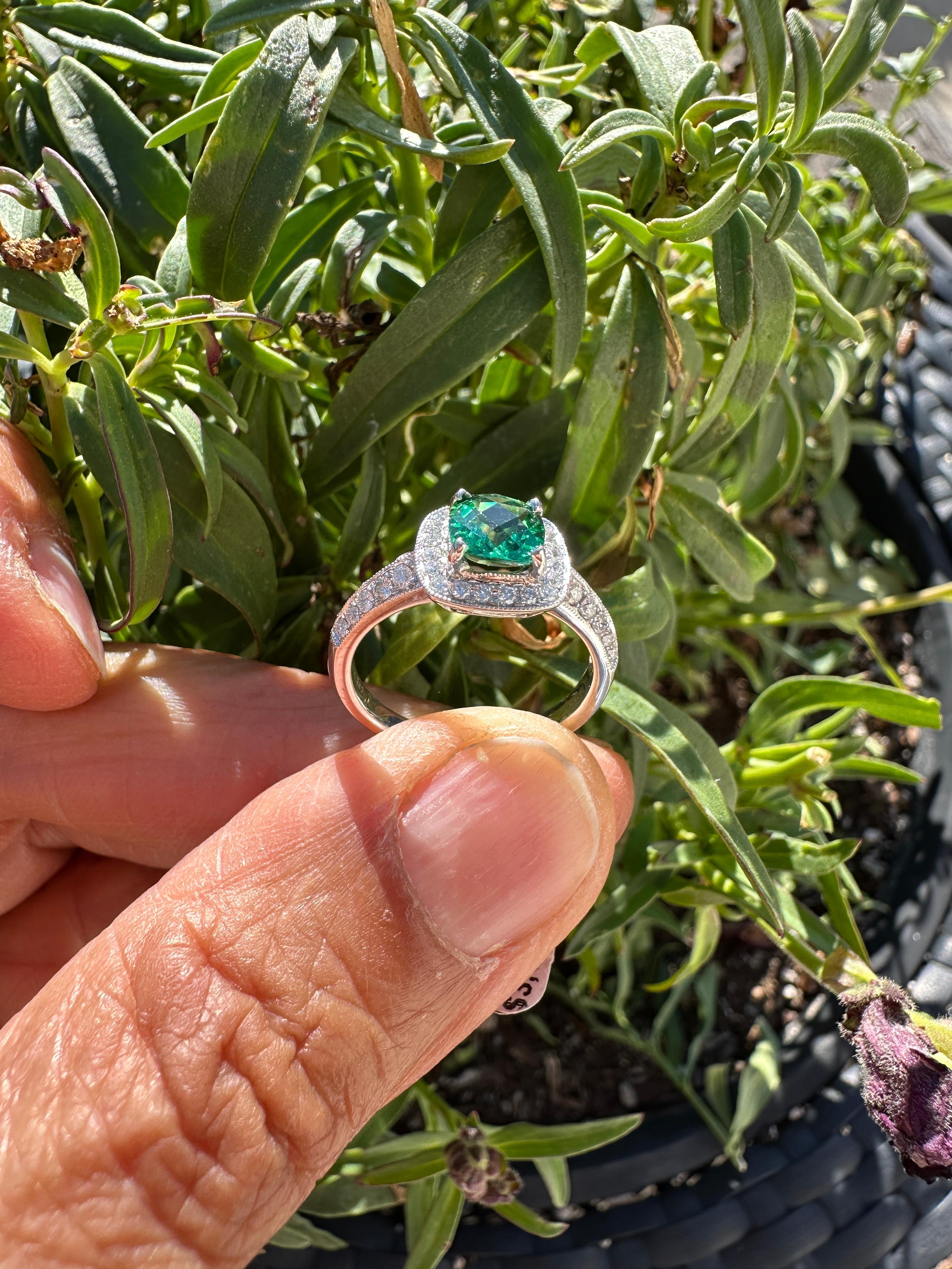 Donna Anello aureola con pietra verde e diamante in oro bianco 14kt Greene & Greene in vendita
