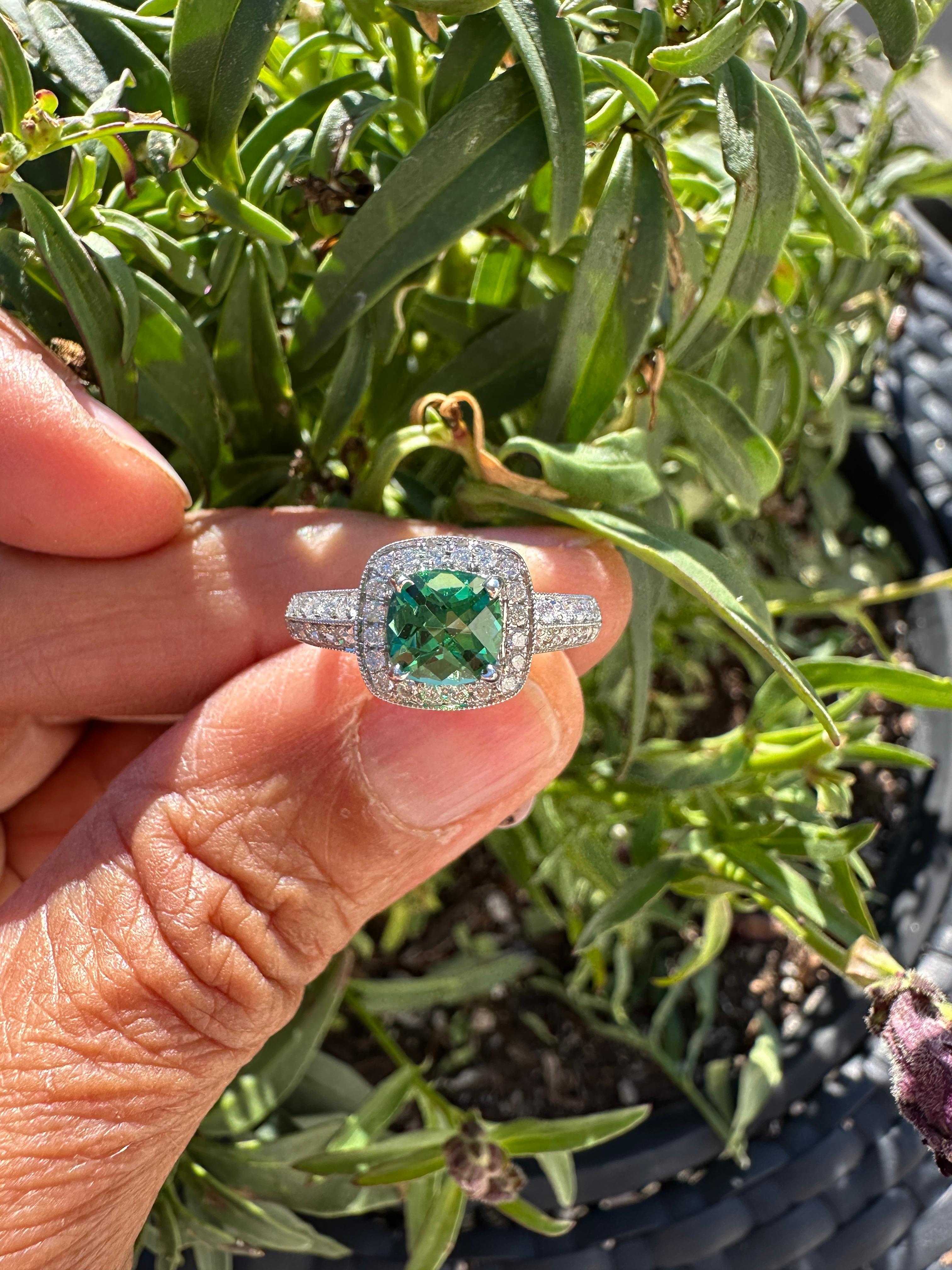 Anello aureola con pietra verde e diamante in oro bianco 14kt Greene & Greene in vendita 1