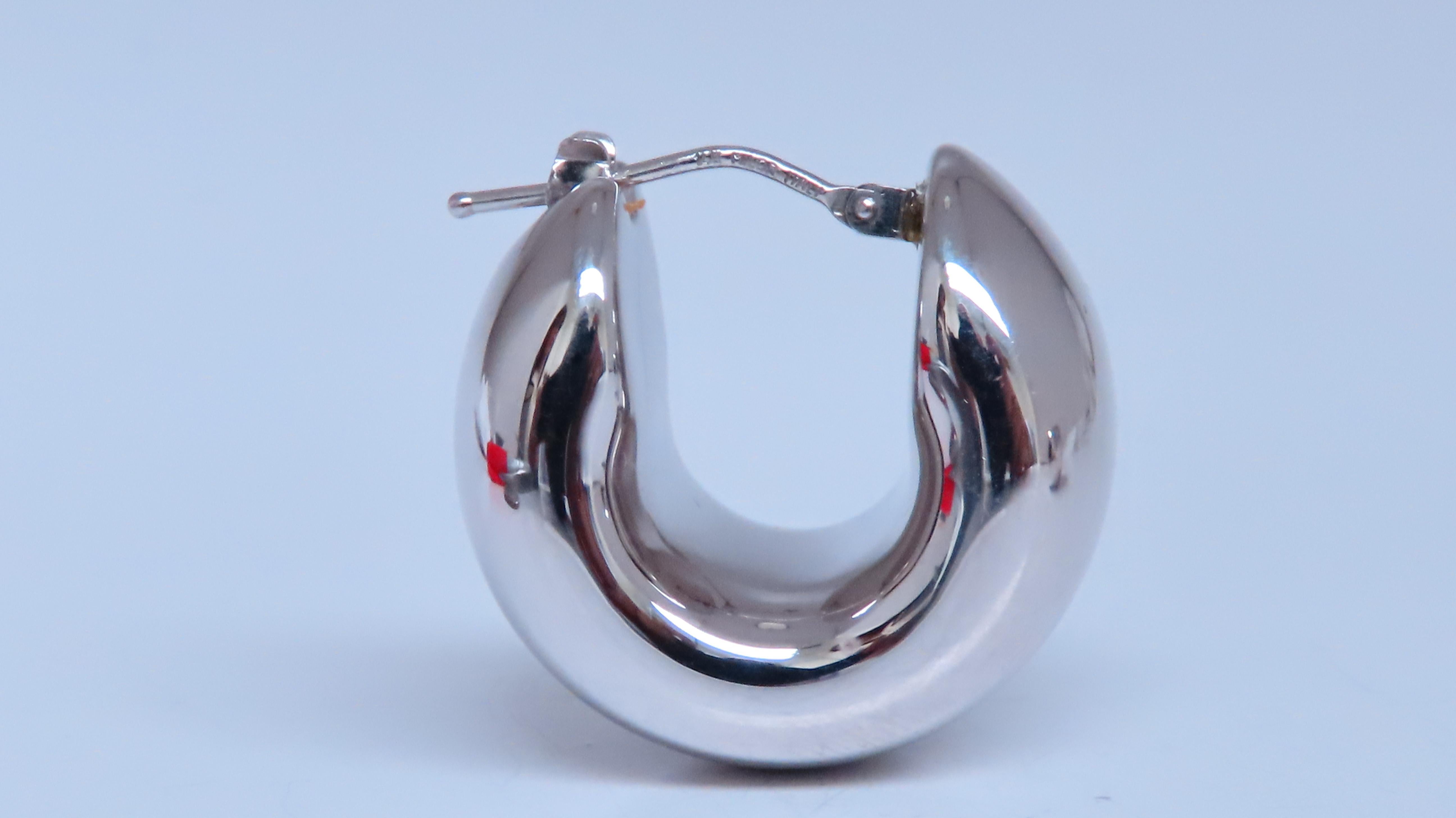 Orecchini a cerchio largo Huggie a leva 14kt High Shine 12577 In condizioni ottime in vendita a New York, NY