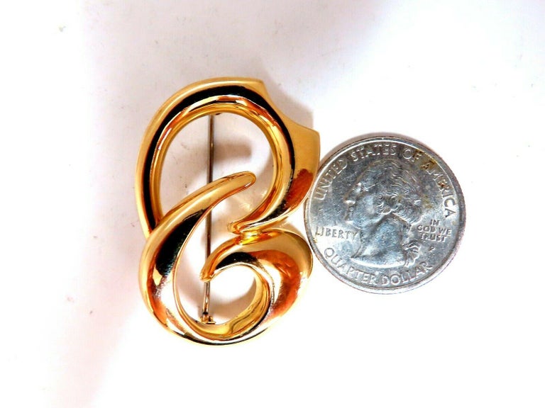 Iconic Emblem Pin

14kt yellow gold 

7.1 grams.

Overall: 1.55 x 1 inch

Excellent made 

Gorgeous Details