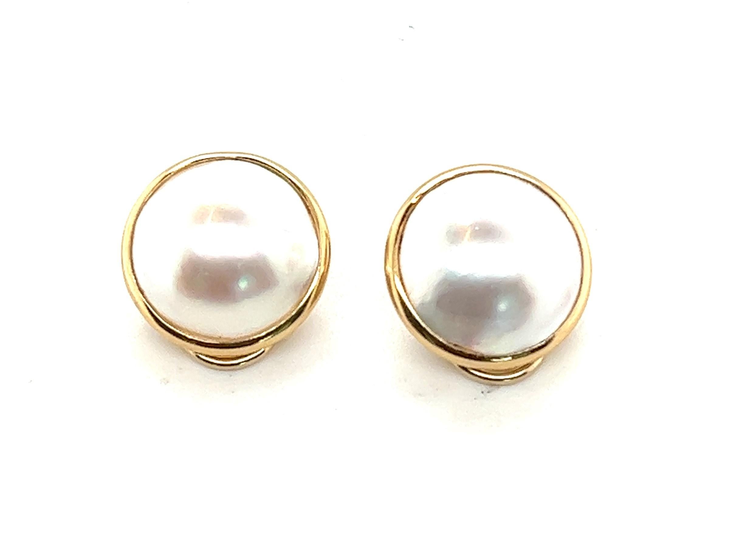 14kt Mabe' Pearl Button Style Clip On Earrings In Good Condition For Sale In Towson, MD