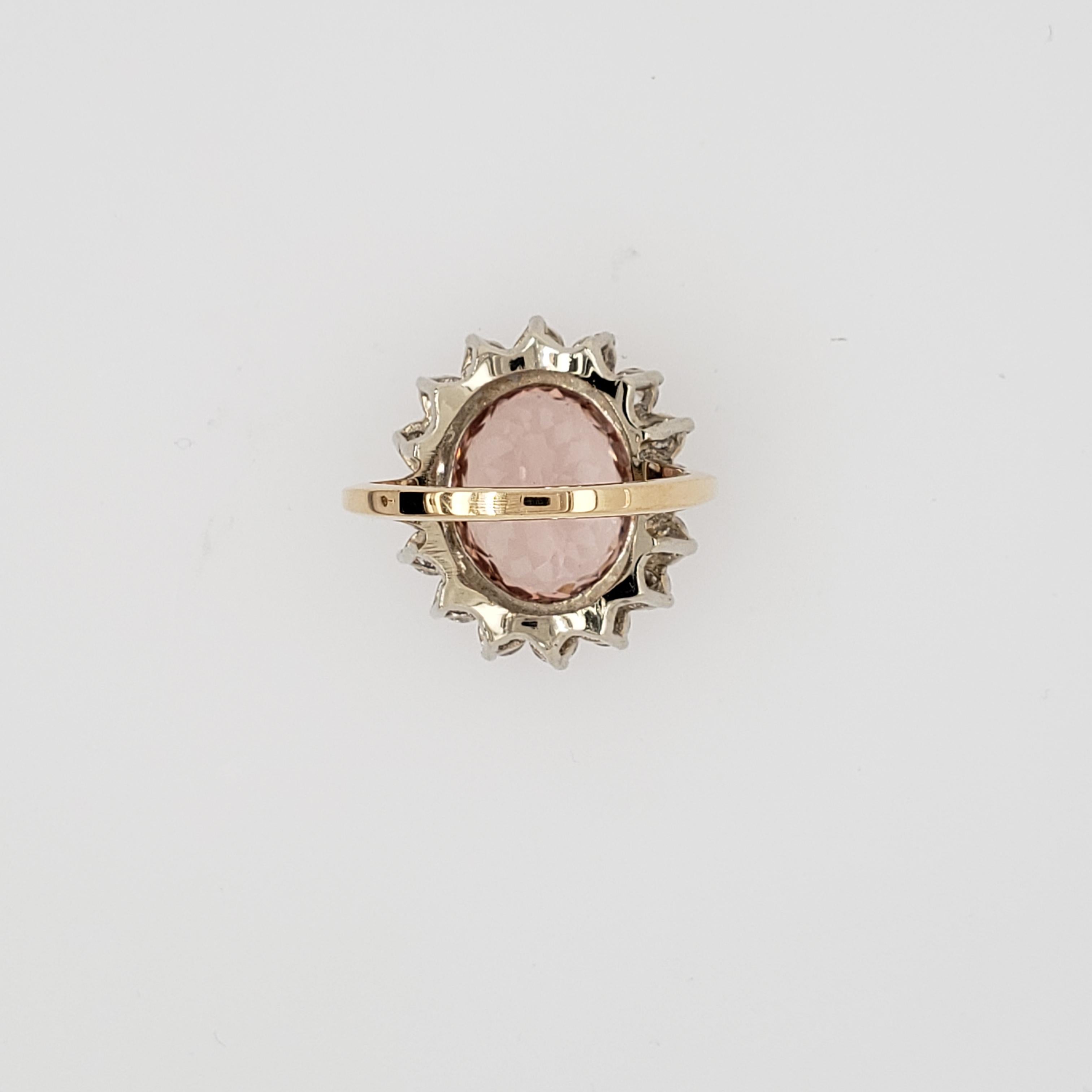 Taille ovale Bague cocktail en or 14 carats avec Morganite et diamants en vente