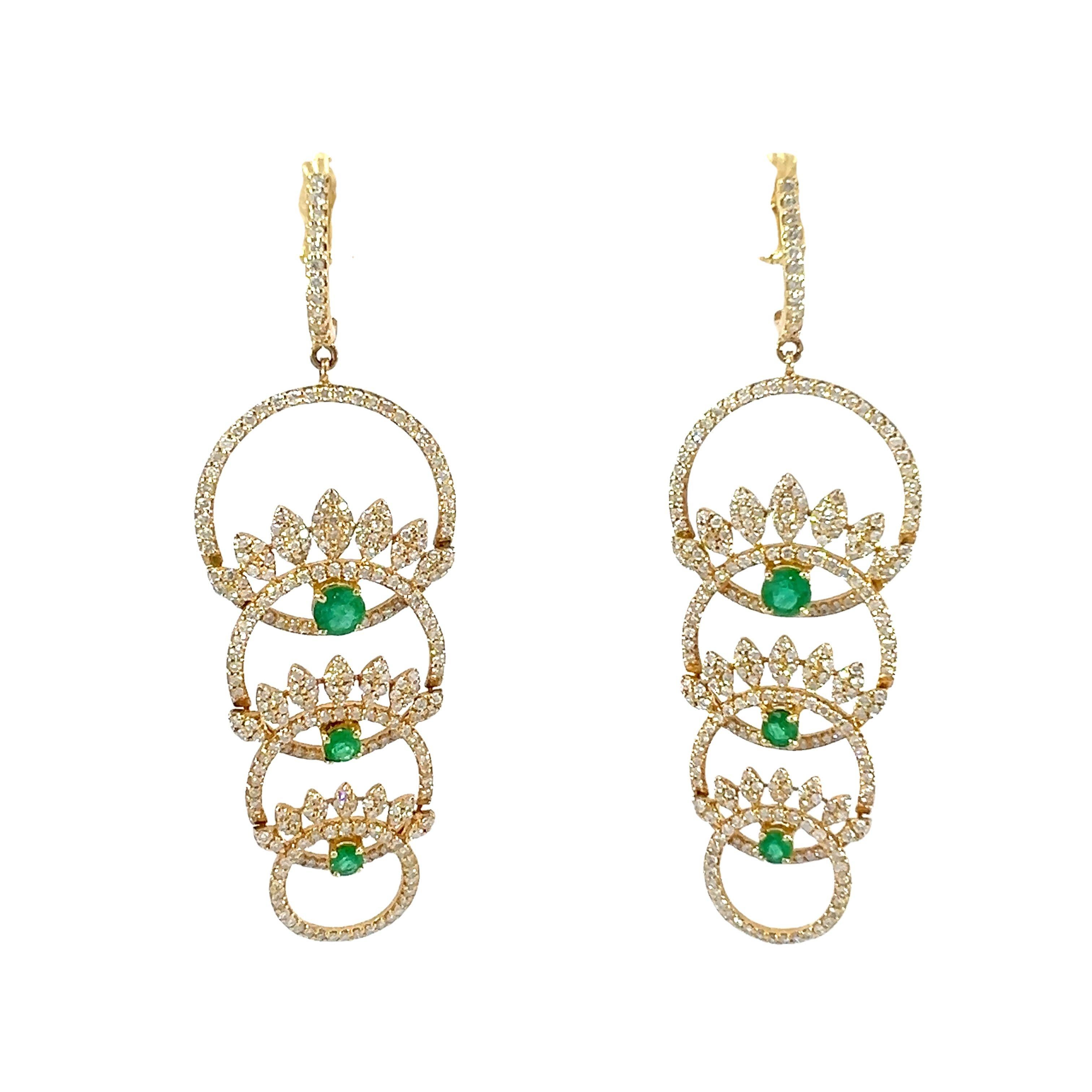 Questi splendidi orecchini d'oro presentano un design unico con cornici circolari multiple, impreziosite da scintillanti pietre naturali.  Smeraldi da 1,03 carati e diamanti da 2,74 carati caratterizzati da oro giallo da 14 carati. Perfetti per