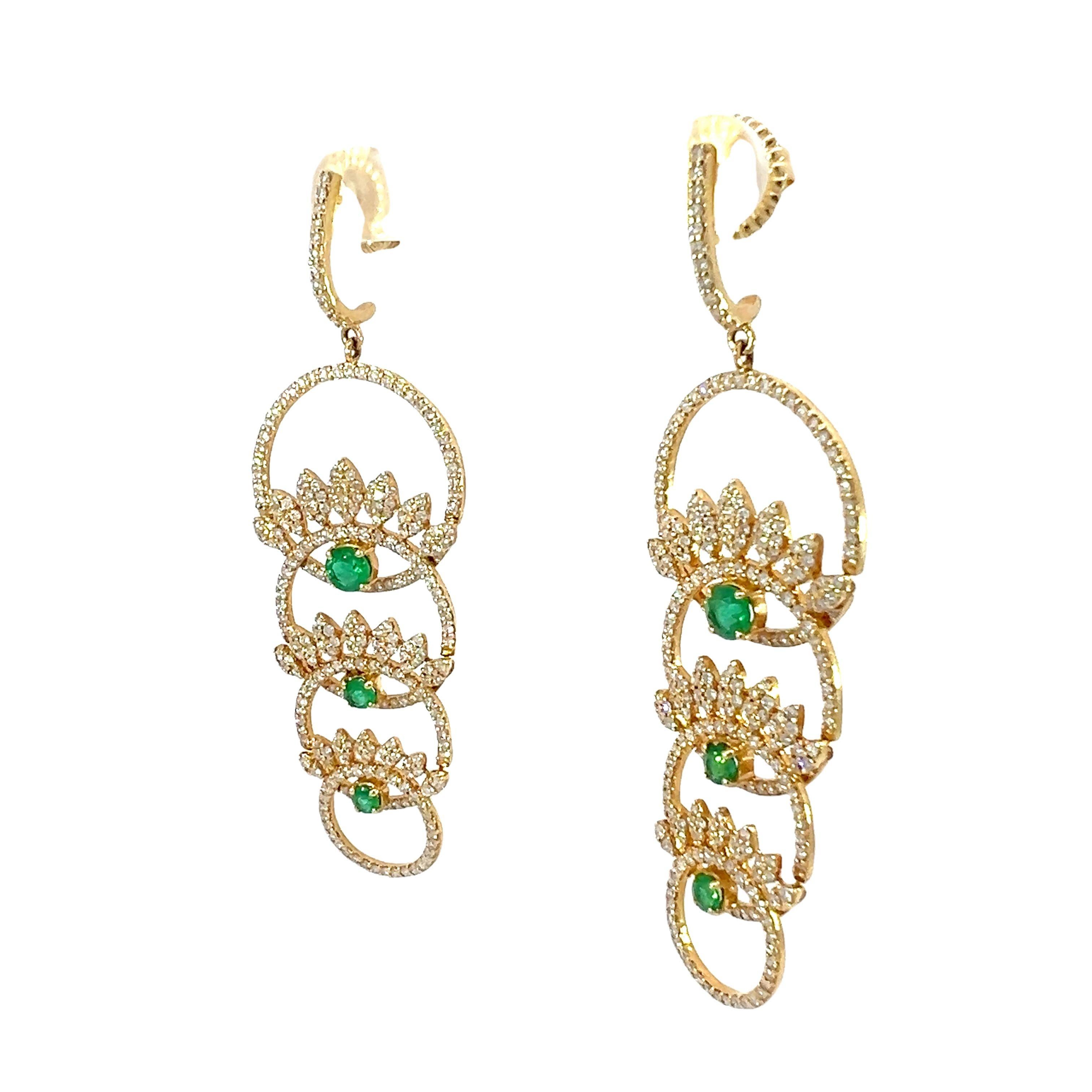 Orecchini in 14Kt con smeraldo naturale e diamanti In condizioni Nuovo in vendita a New York, NY