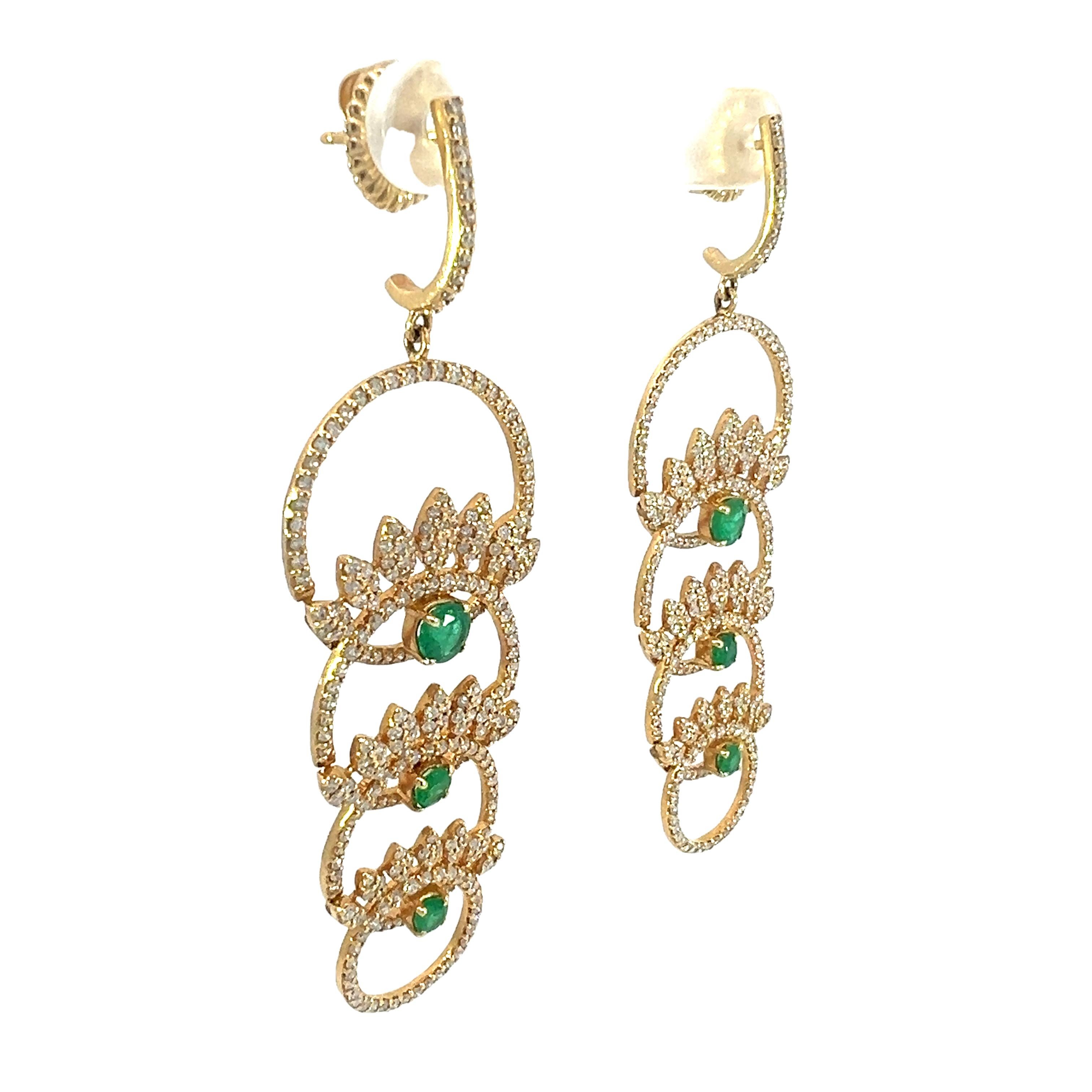 Orecchini in 14Kt con smeraldo naturale e diamanti in vendita 2