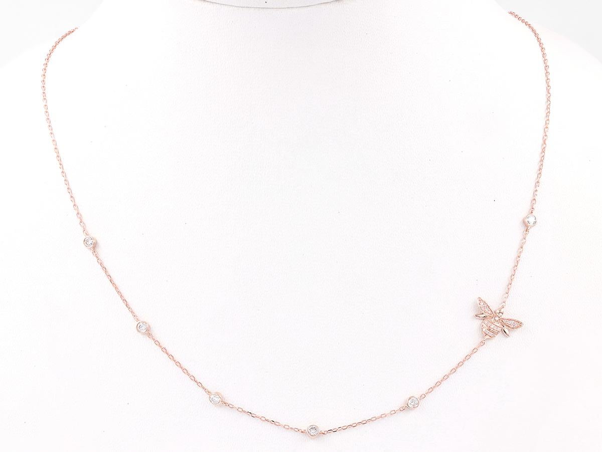 Una catena fine e dorata con un piccolo ciondolo a farfalla dai dettagli intricati, ornato da scintillanti accenti di cristallo o zirconia cubica (CZ), spesso incastonati in stile pavé. L'estetica delicata e minimalista la rende versatile per essere