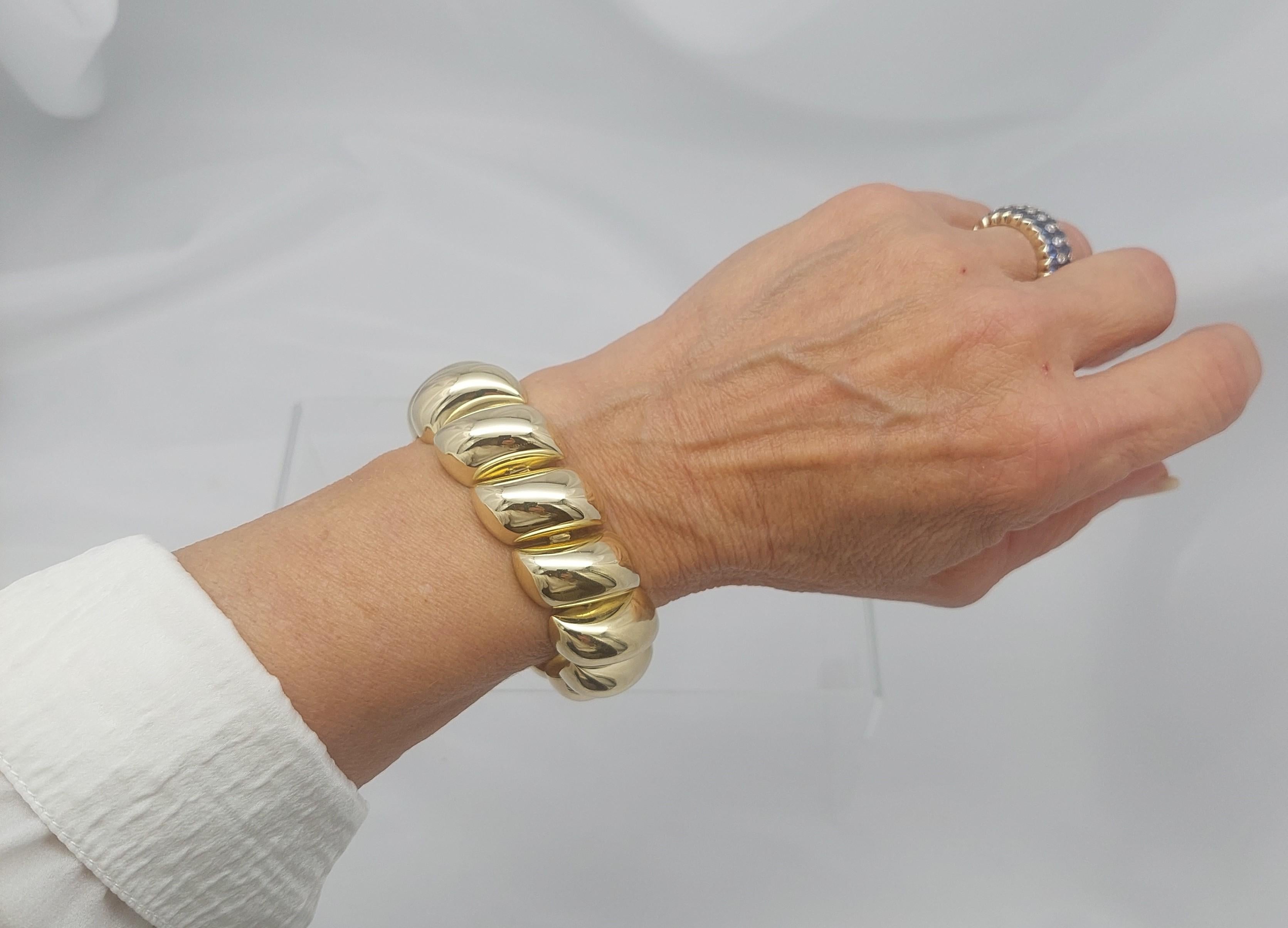 Statement-Armband..........................................

14 Karat Gelbgold San Marco Gliederarmband.

Maße der Armbandglieder  15/16″ (22.00mm.) breit  x  1/2″  (12.00mm.)  x  5/16 