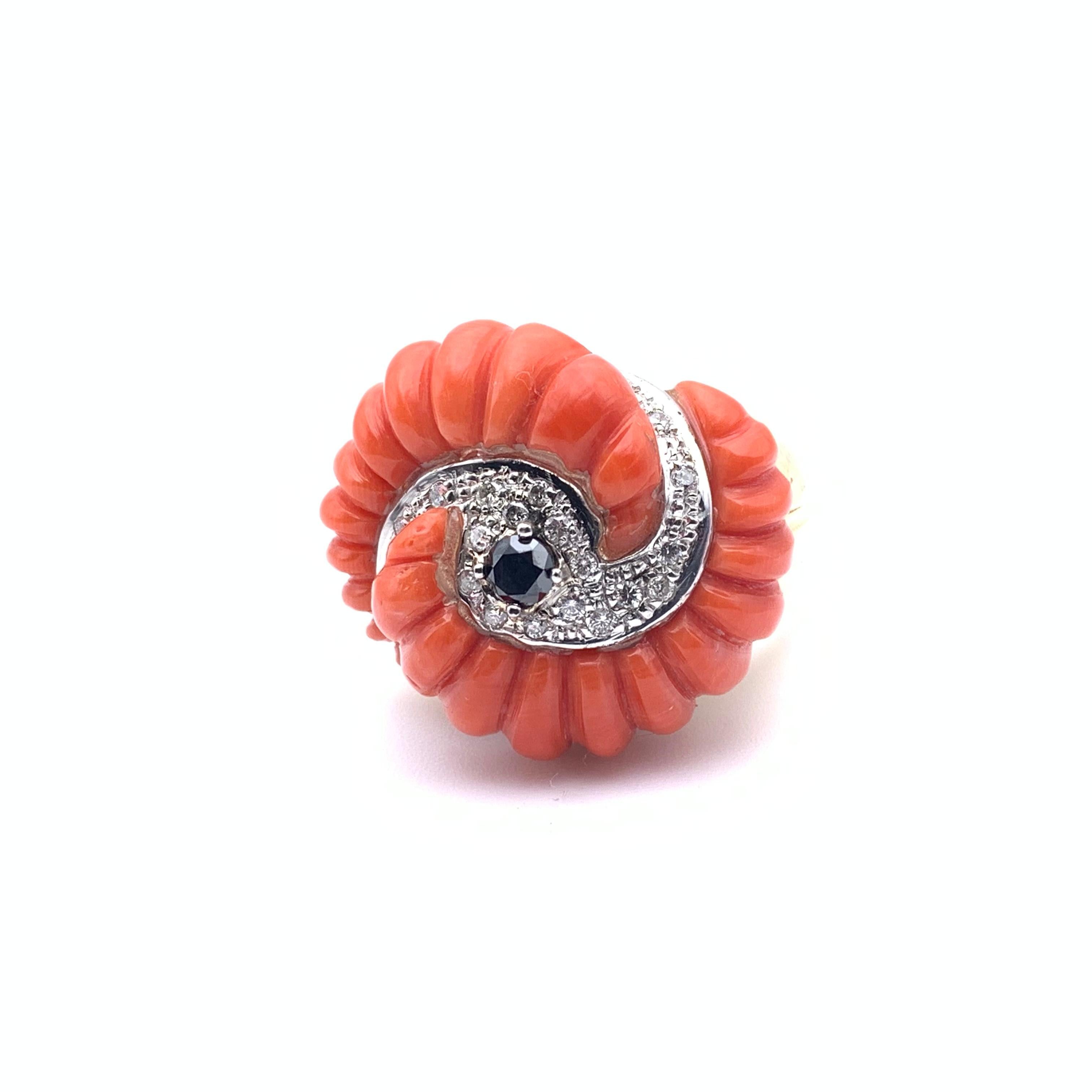 Anello retrò 14KT con diamanti bianchi e neri e corallo in vendita 4