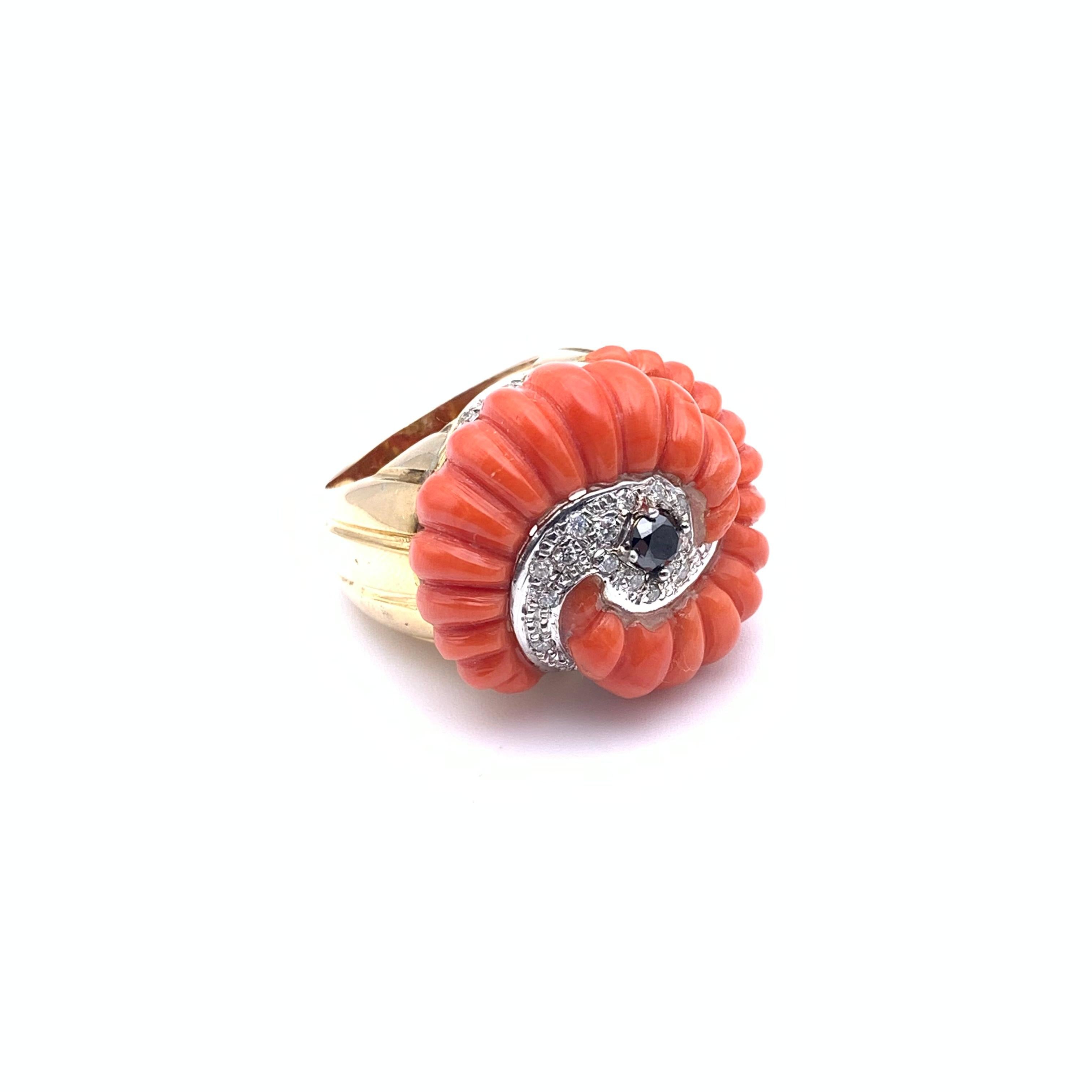 Anello retrò 14KT con diamanti bianchi e neri e corallo in vendita 5