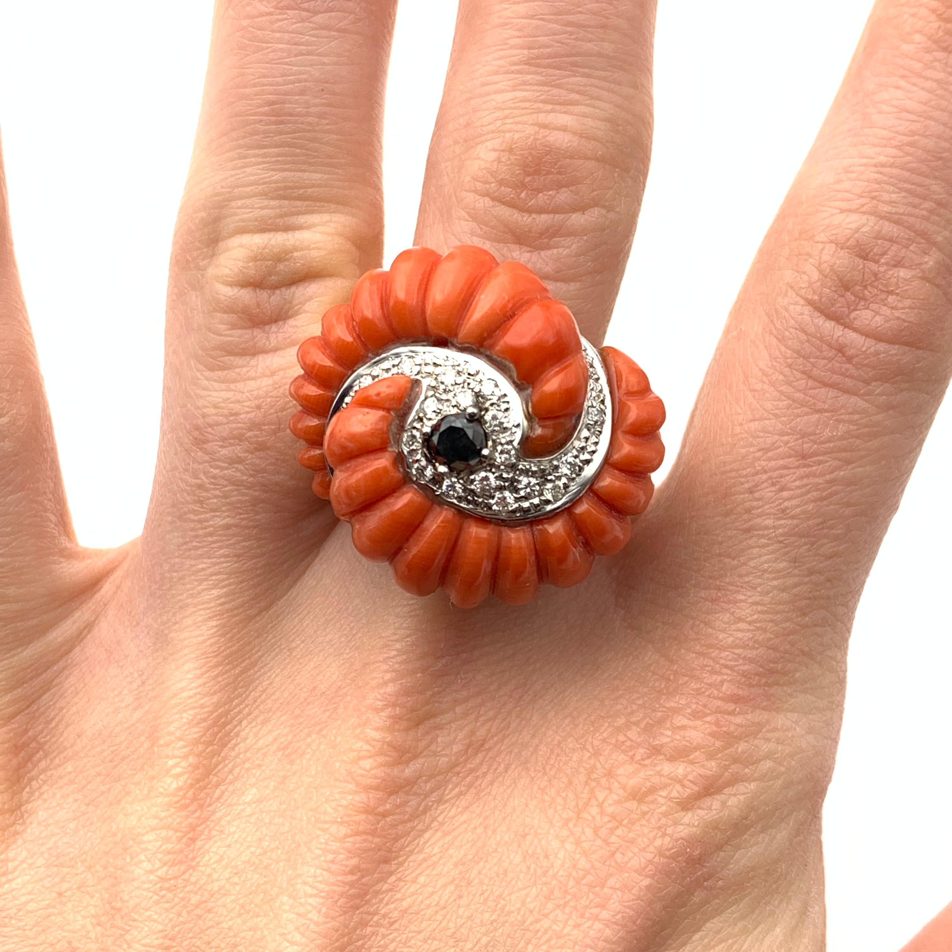 Preparati alla stagione degli uragani con questo anello di corallo e diamanti ispirato all'occhio del ciclone! Questo design organico fa parte della nostra collezione Estate ed è incastonato in oro giallo a 14 carati con accenti in oro bianco. La