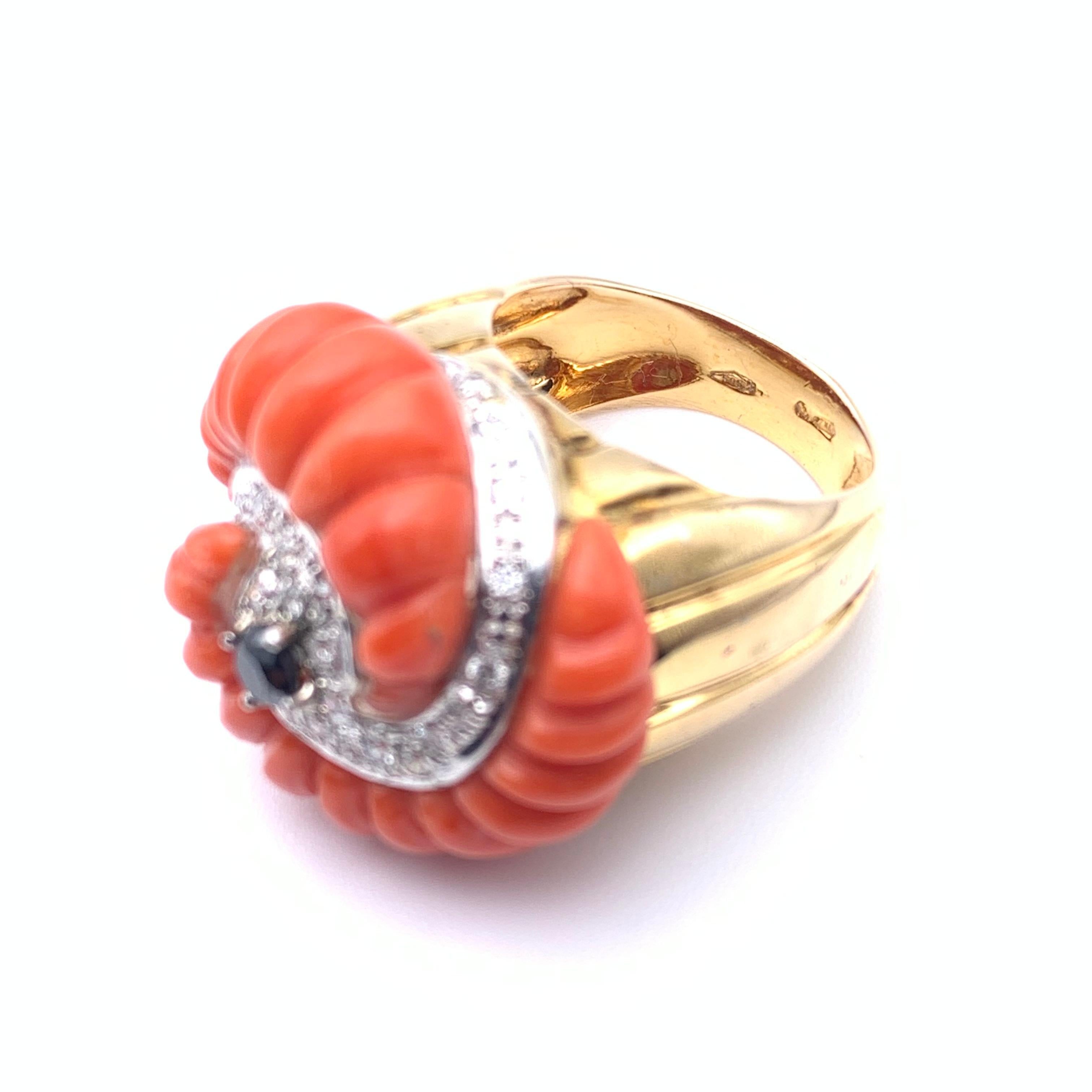 Taglio rotondo Anello retrò 14KT con diamanti bianchi e neri e corallo in vendita