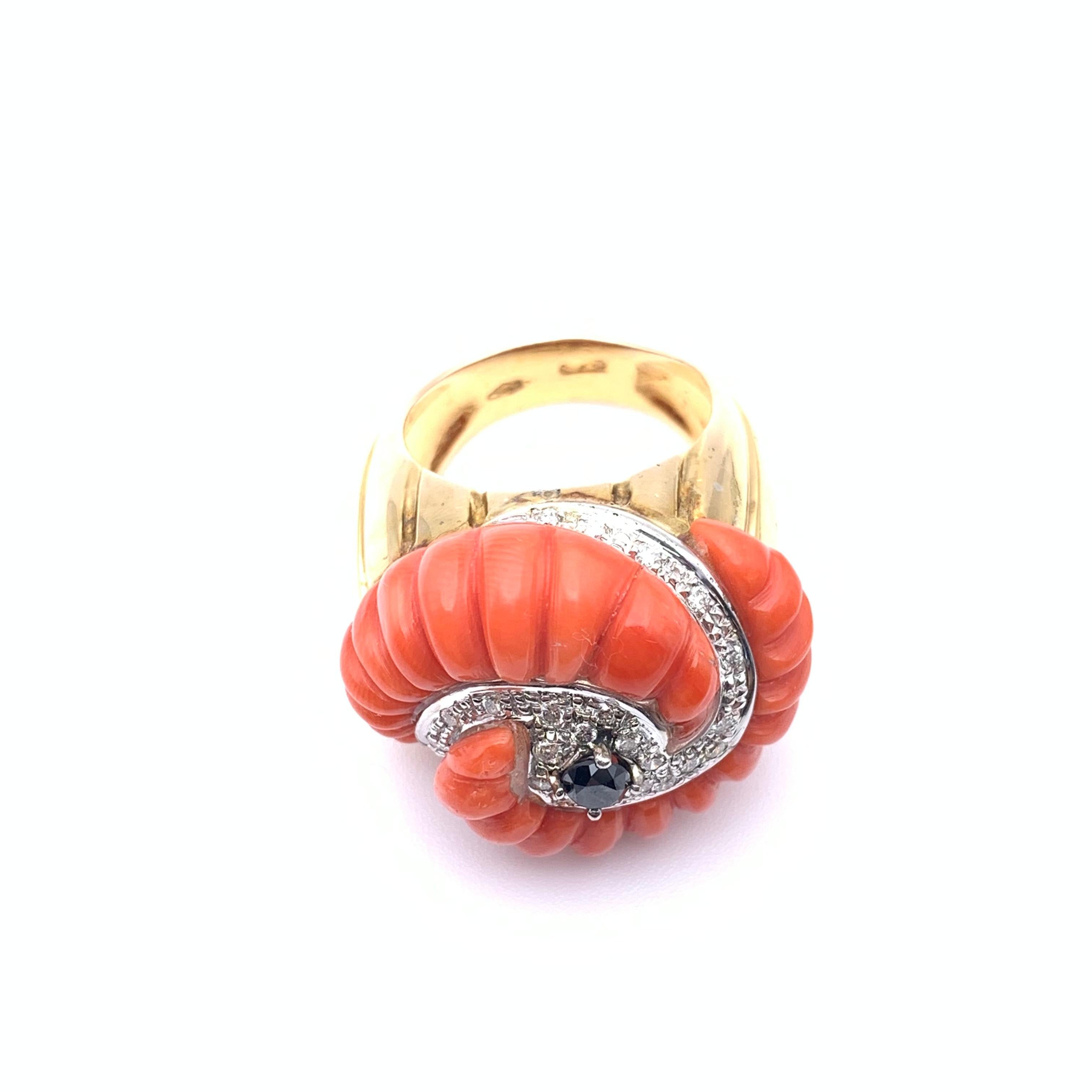 Anello retrò 14KT con diamanti bianchi e neri e corallo In condizioni buone in vendita a Lynchburg, VA