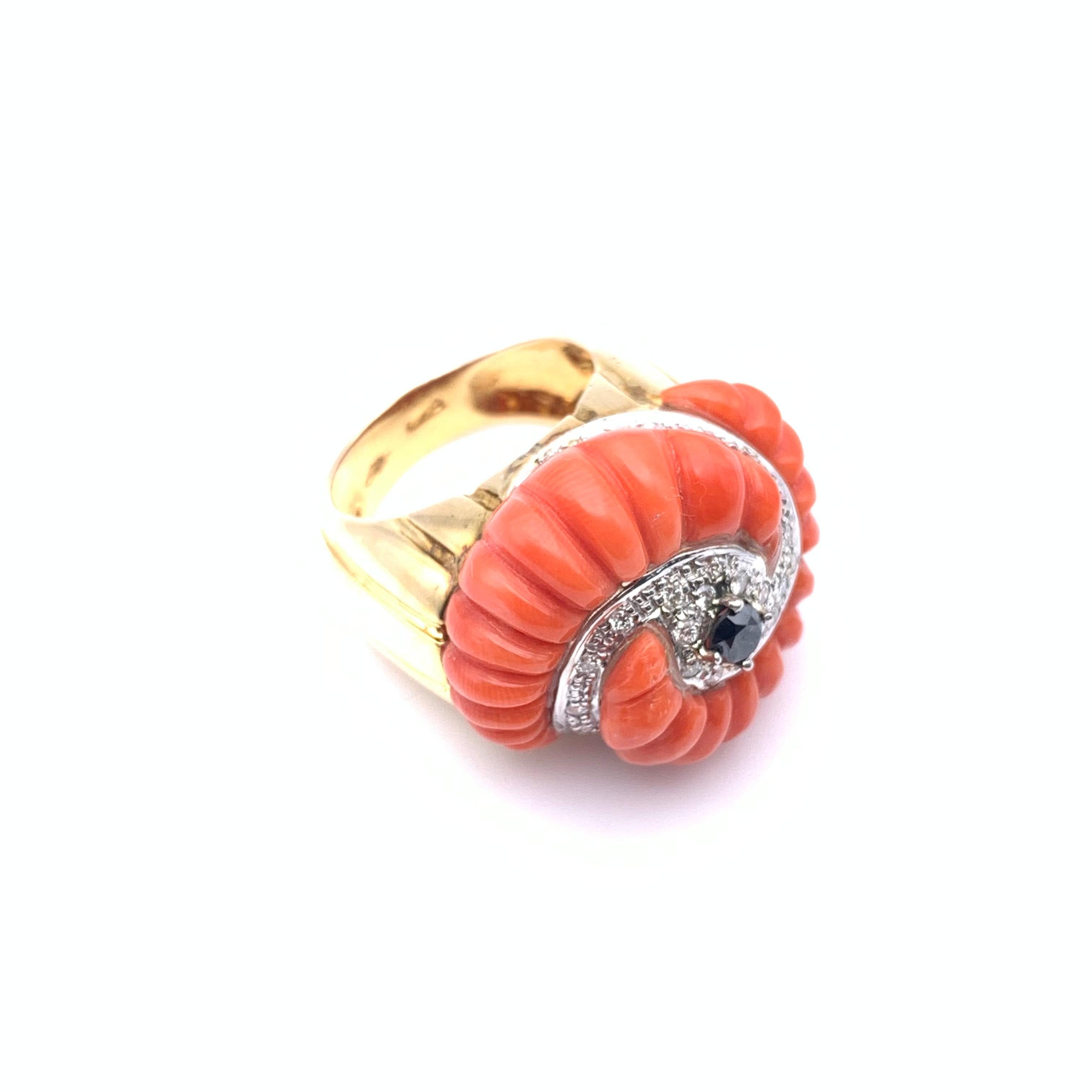 Anello retrò 14KT con diamanti bianchi e neri e corallo in vendita 1