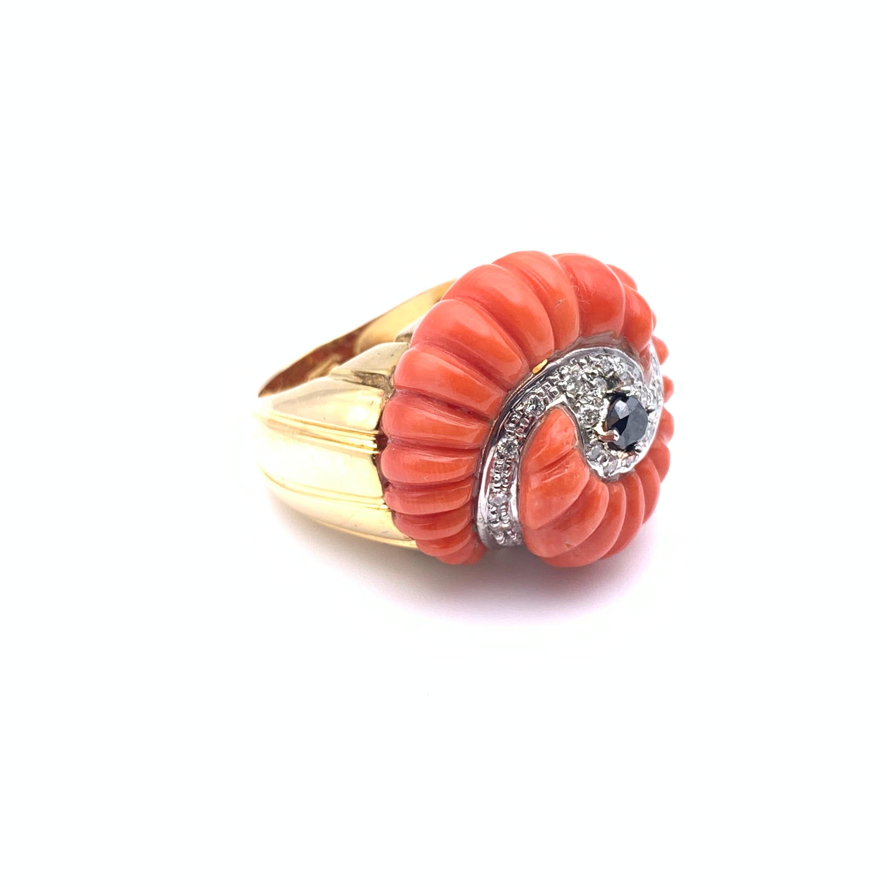 Anello retrò 14KT con diamanti bianchi e neri e corallo in vendita 2