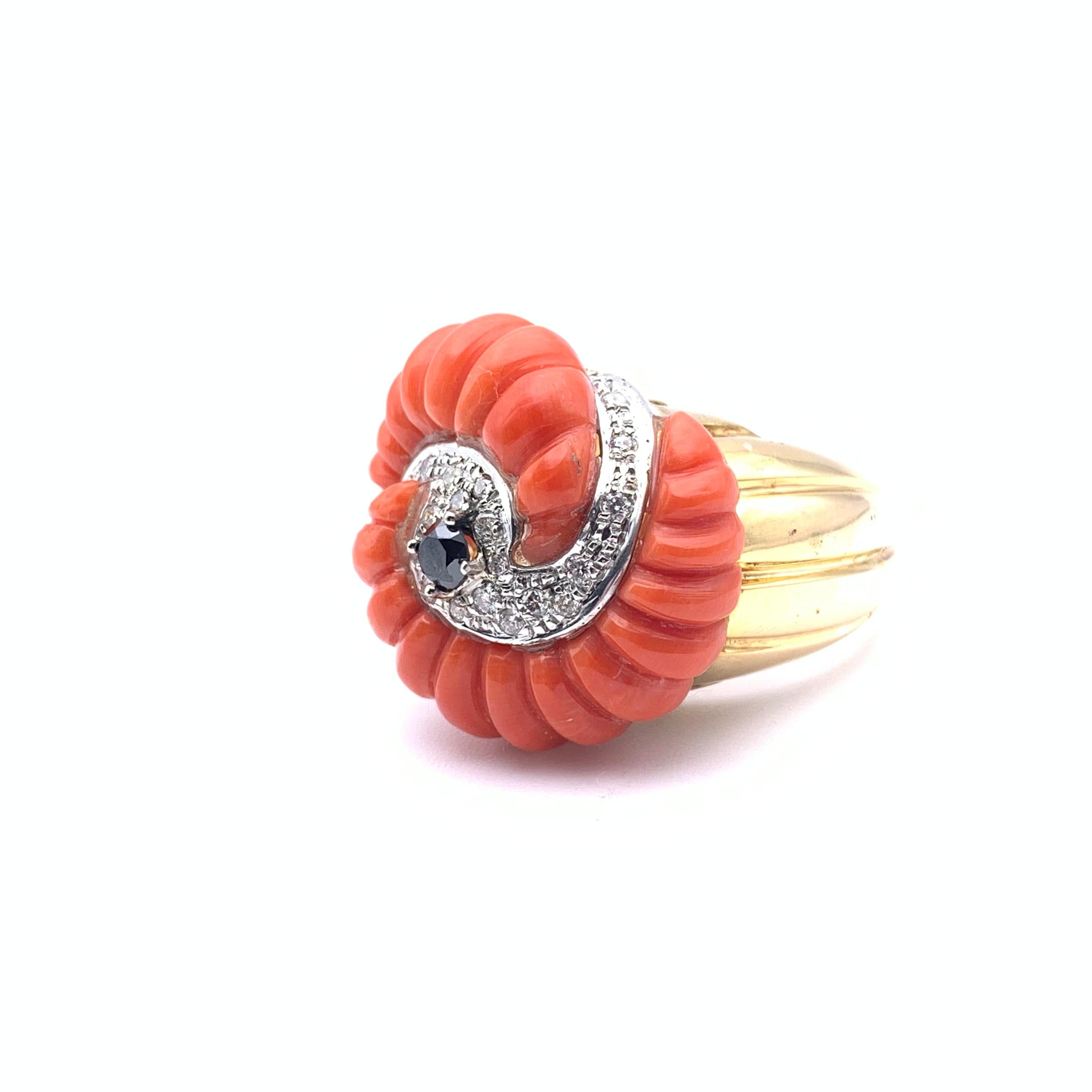 Anello retrò 14KT con diamanti bianchi e neri e corallo in vendita 3