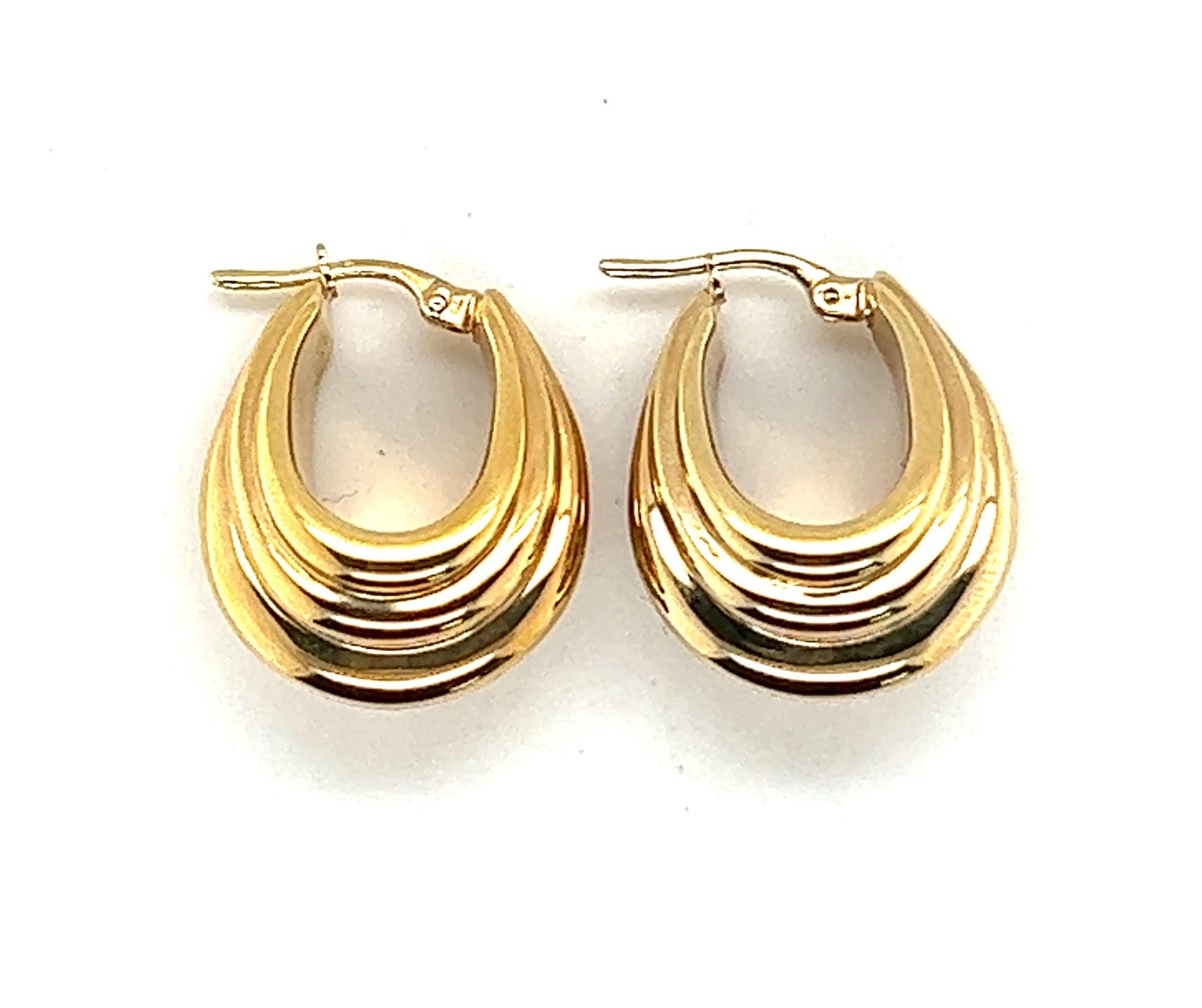 14kt yellow gold oblong hoop earrings with 5 ridges of varying heights. 

These earrings measure 7/8 inch long by .75 inch wide. 

Great for everyday to add that touch of elegance to your wardrobe. 