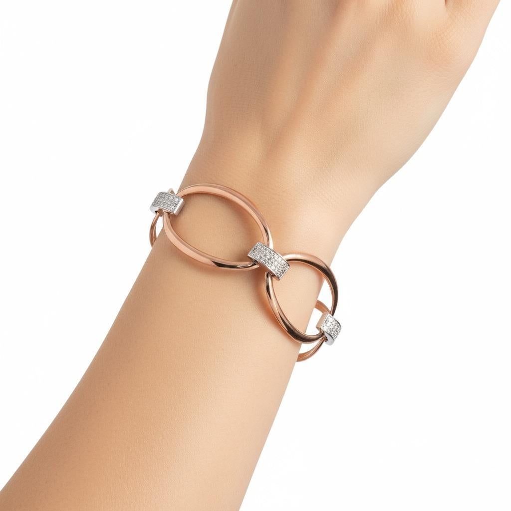 Esta elegante pulsera está expertamente elaborada en una sofisticada combinación de oro rosa y blanco de 18 quilates, acentuada con un pavé de 115 diamantes de talla redonda que suman aproximadamente 1,15 quilates de color G-H. El refinado diseño