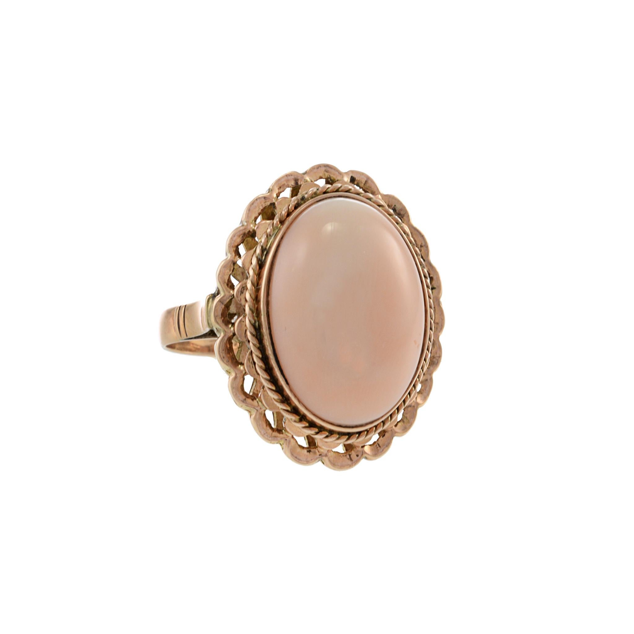 Anello in oro rosa 14KT Antique Natural Large Oval Cabochon Pink Coral con design a corda. Con un peso di 7,2 grammi, questo elegante pezzo presenta uno splendido centro in corallo rosa, che emana un fascino e una raffinatezza senza tempo.