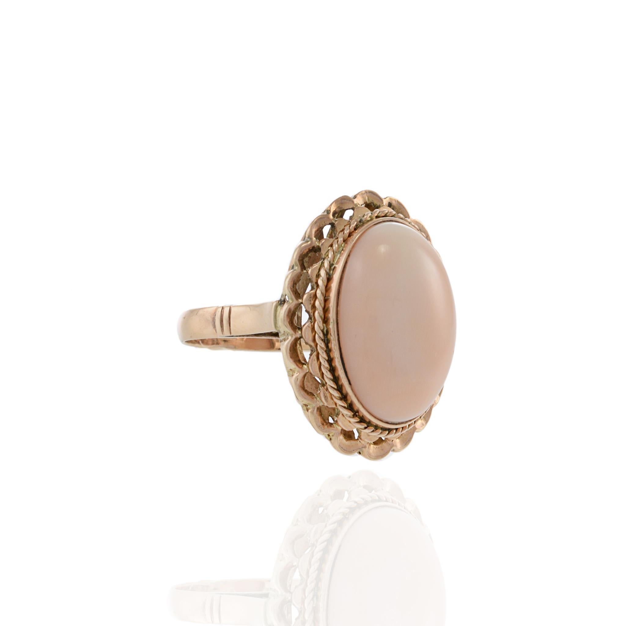 Rétro Anello in oro rosa 14KT con corallo ovale grande naturale antico e cabochon in vendita