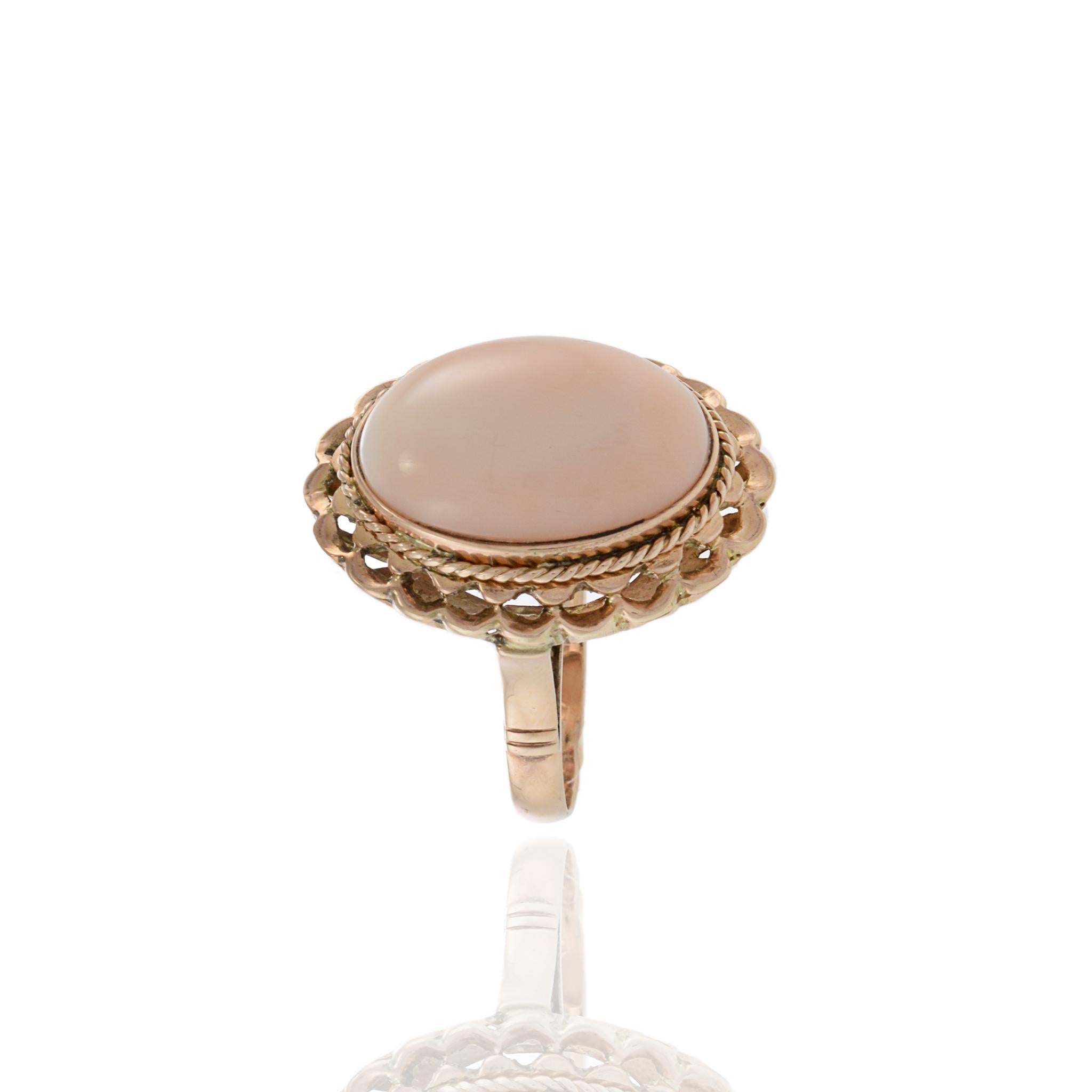 Taglio ovale Anello in oro rosa 14KT con corallo ovale grande naturale antico e cabochon in vendita