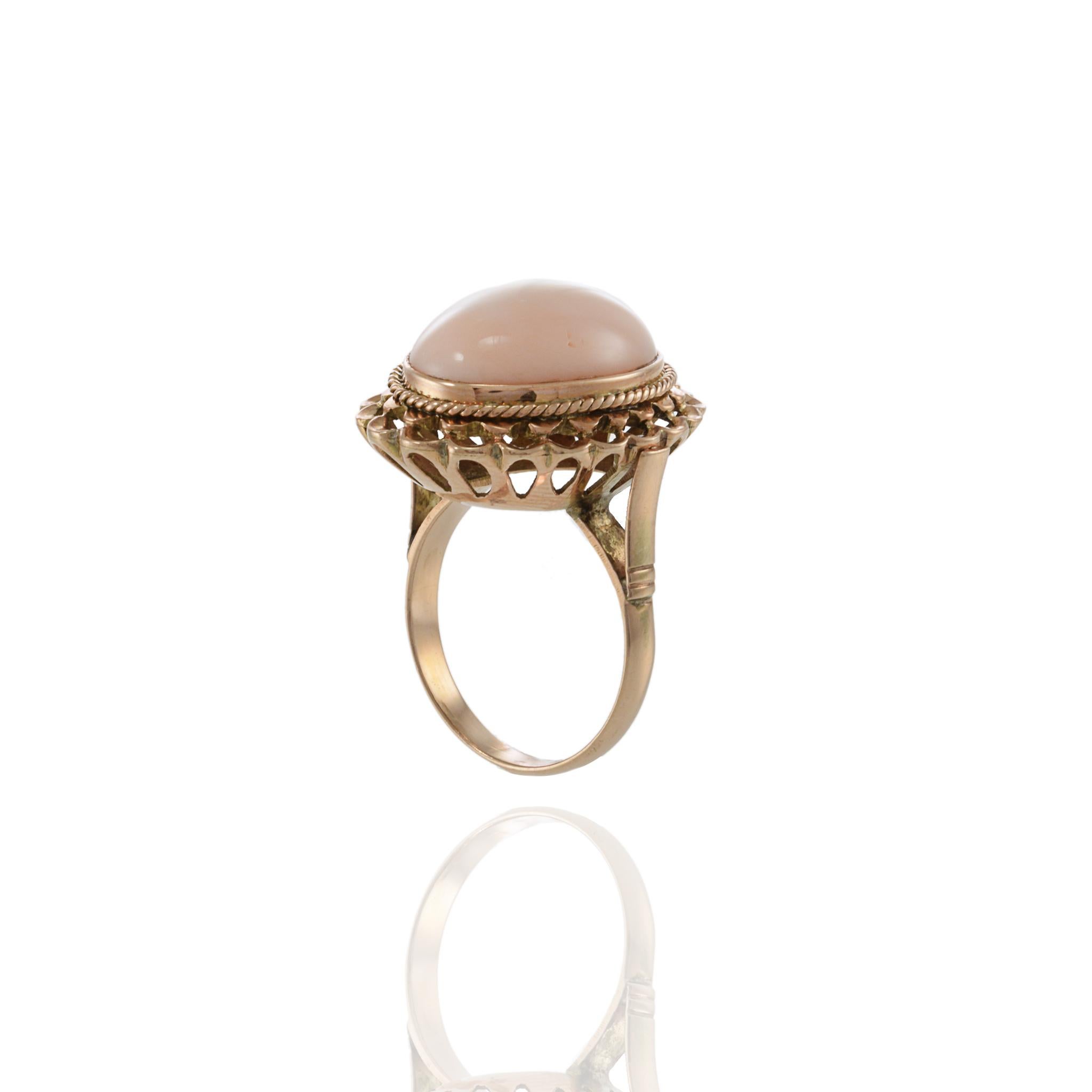 Anello in oro rosa 14KT con corallo ovale grande naturale antico e cabochon In condizioni ottime in vendita a New York, NY