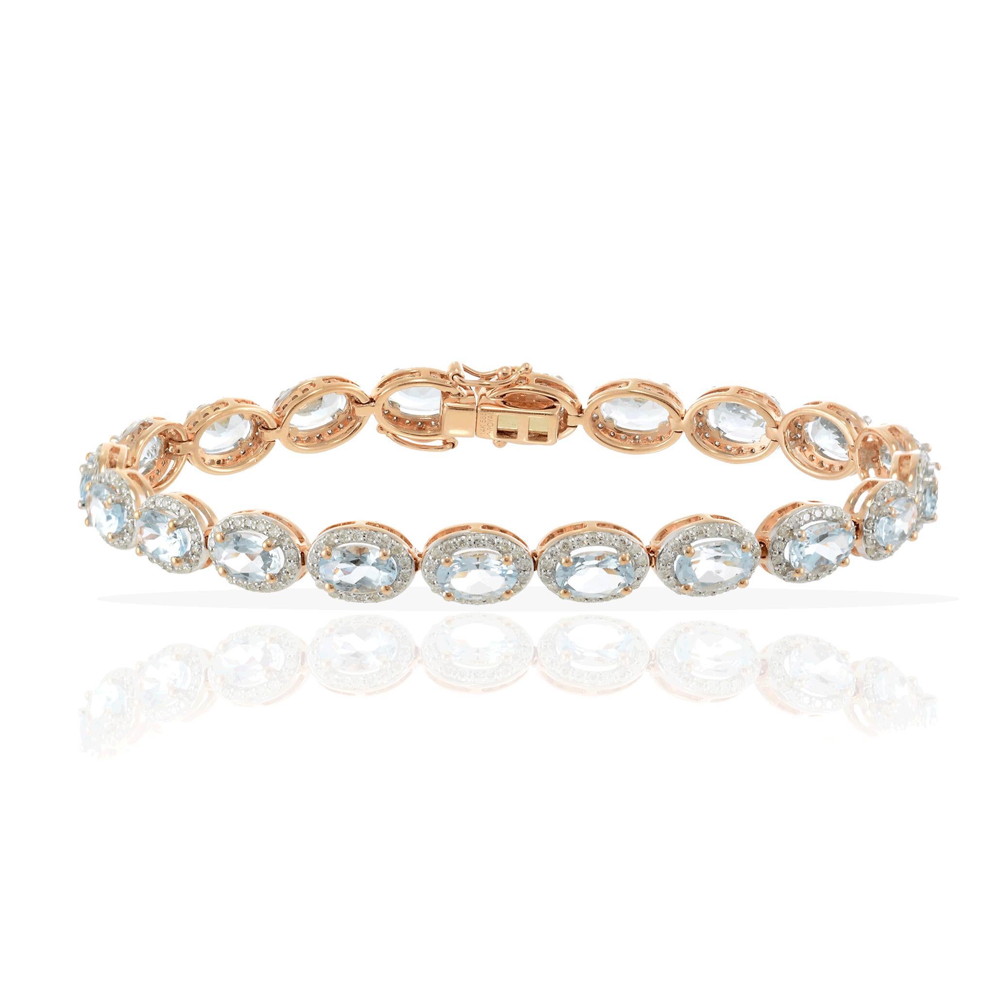 Dieses Armband aus 14-Karat-Roségold ist eine anmutige Komposition aus pastellfarbenem Glanz. Ein kontinuierlicher Strom von Aquamarinen im Ovalschliff wird von zarten Halos aus runden Brillanten eingerahmt. Jeder Aquamarin schimmert mit einem
