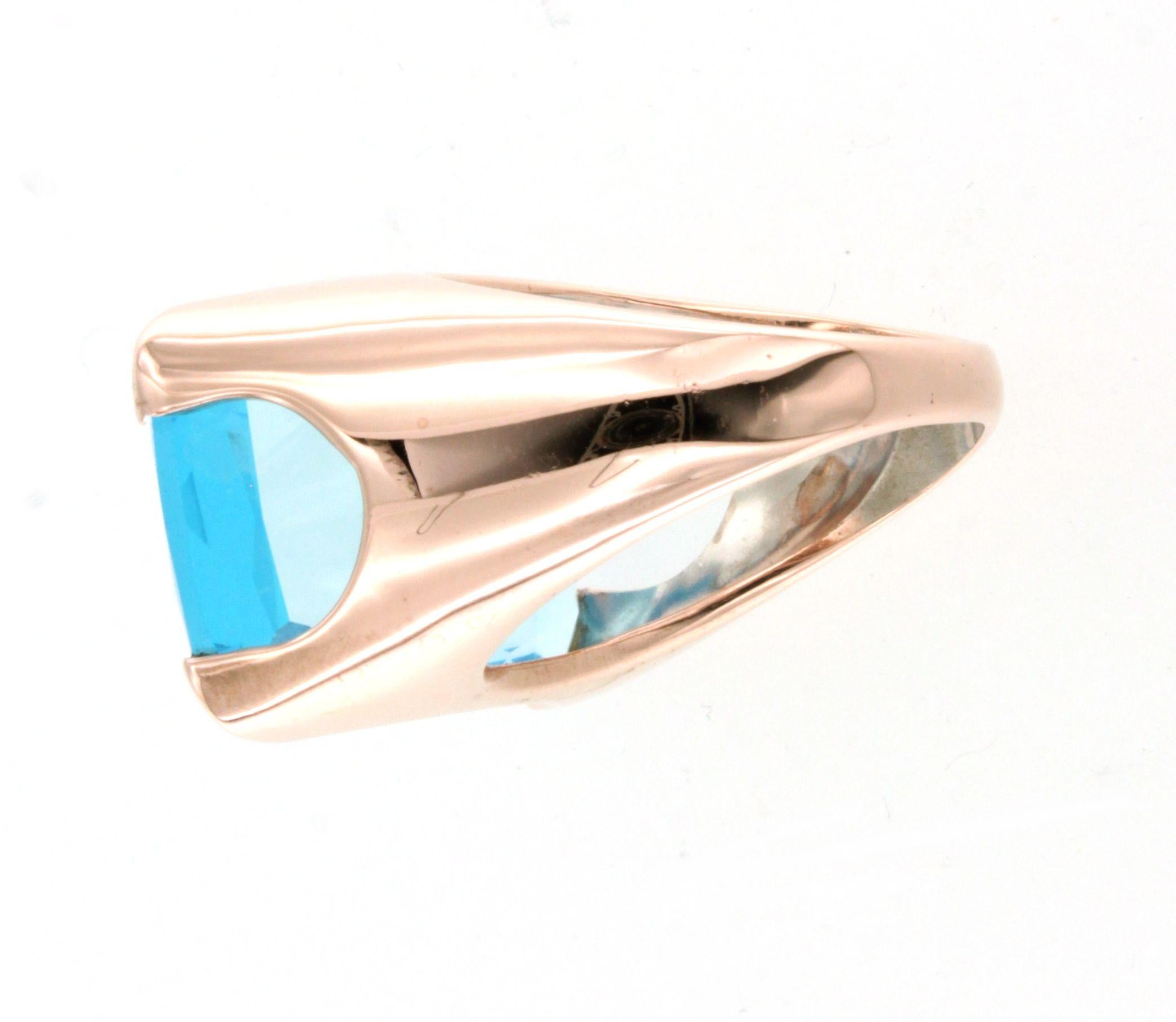 Moderner trandy cocktail ring aus 14kt rosegold mit hydrothermalem stein :blue topaz   handgefertigt in Italien von Stanoppi Jewellery seit 1948.  Der Stein ist eine echte Neuheit, die von der Stylistin Gisella für ihre neuen Schmuckstücke der