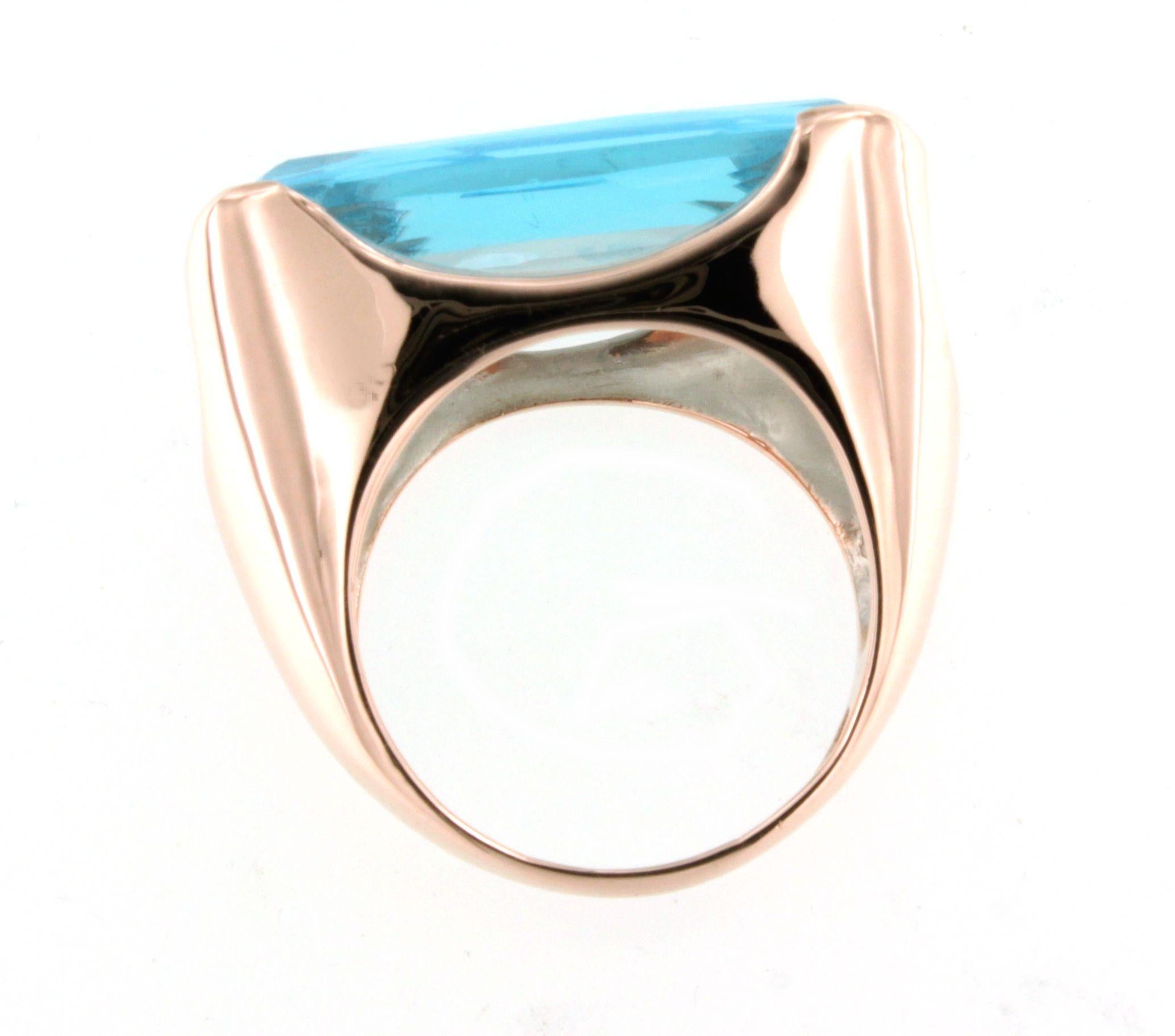14 Karat Roségold Blauer Topas Stein Moderner erstaunlicher Zeitgenössischer Stein  Cocktail-Ring für Damen oder Herren im Angebot