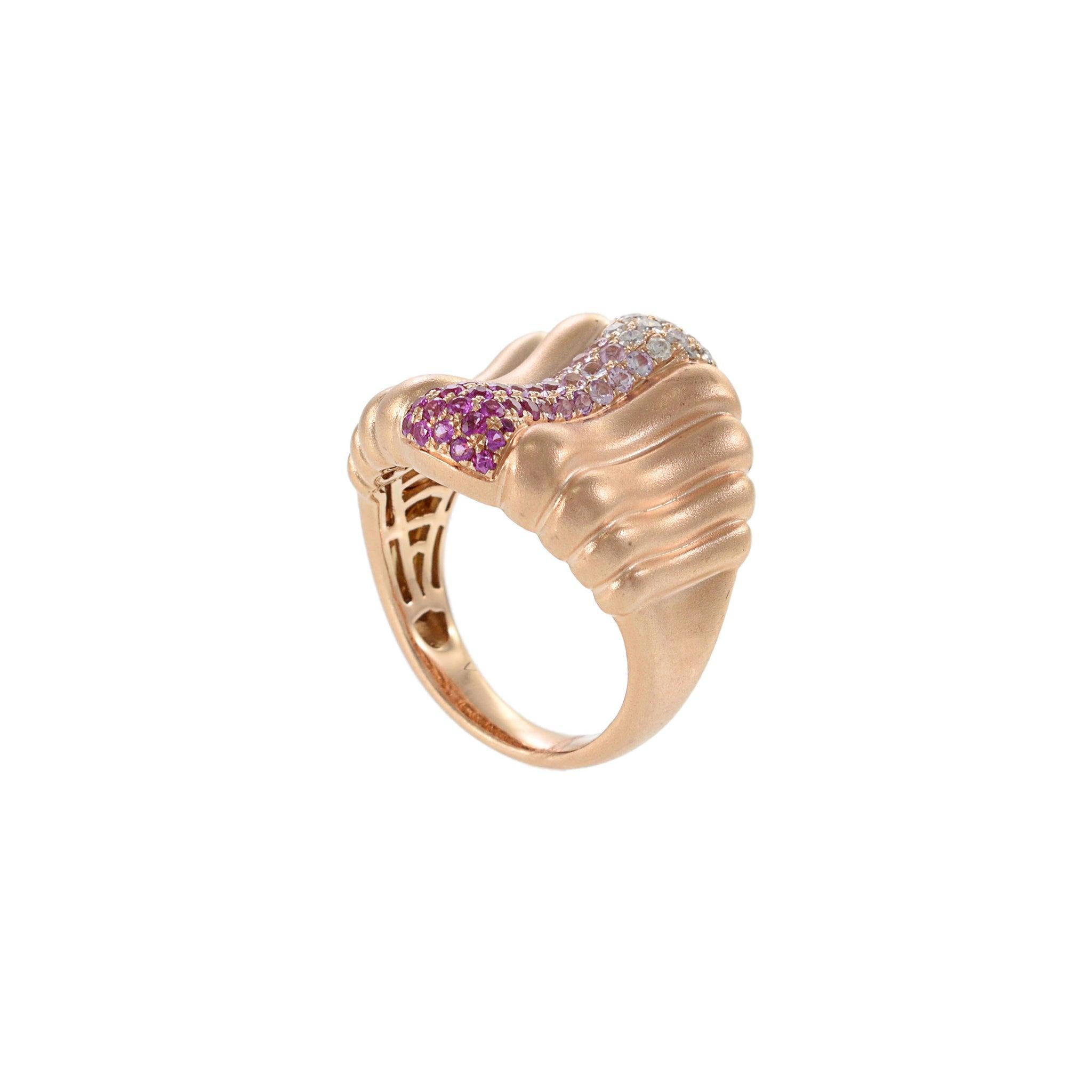 Taille brillant Bague à cigare en or rose 14KT avec saphirs roses et diamants en vente