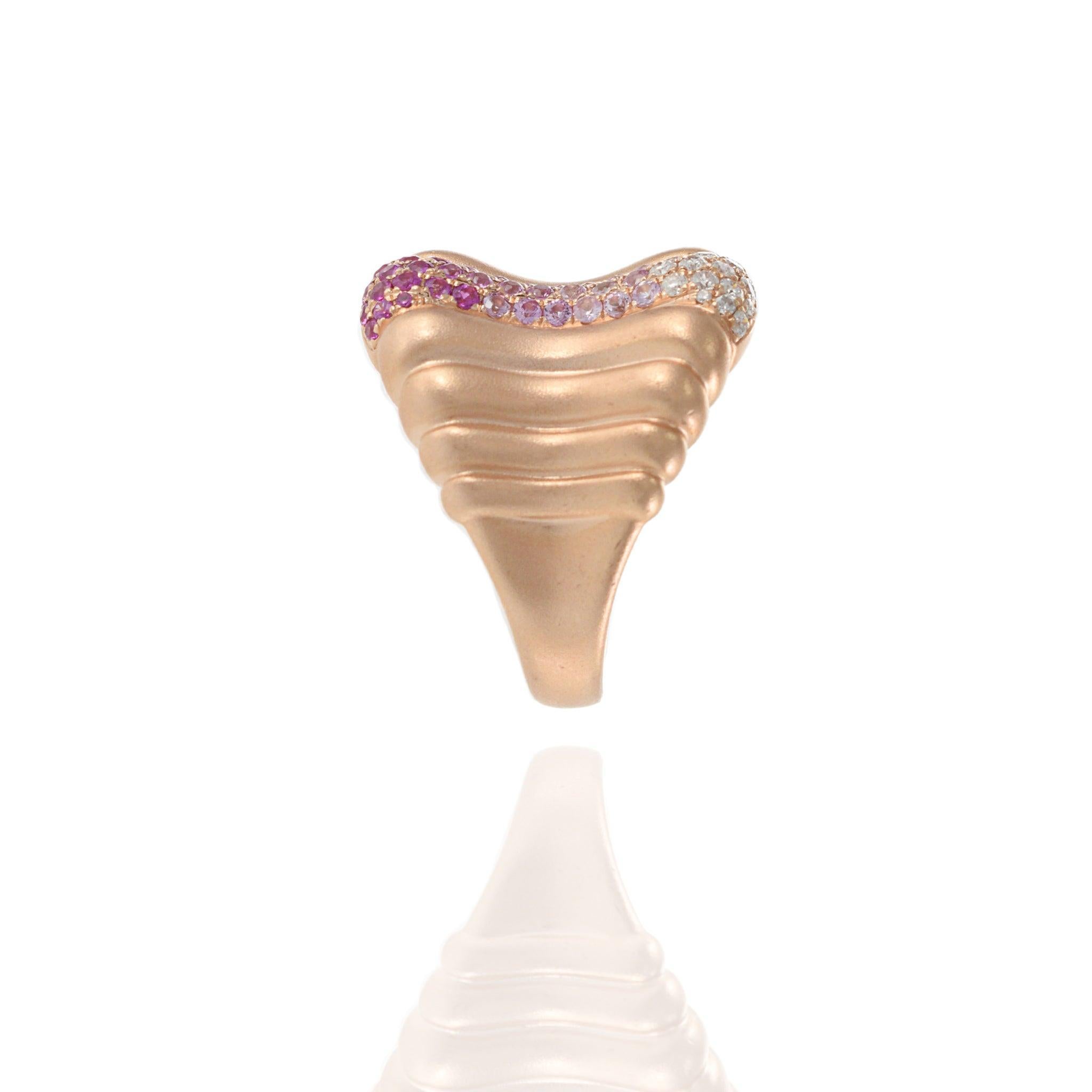 Bague à cigare en or rose 14KT avec saphirs roses et diamants en vente 1