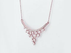 Halskette aus 14-karätigem Roségold mit Diamanten (2,81 Karat), geschwungener Stab in V-Form und Fransen