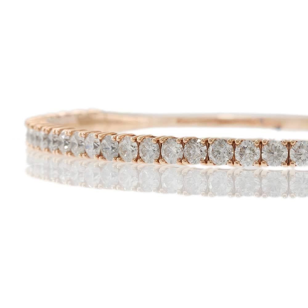 La elegancia discreta se une al lujo cotidiano en este impresionante brazalete de oro rosa de 14 quilates. Engastada con aproximadamente 2,95 quilates de diamantes brillantes redondos, esta pulsera flexible ofrece un diseño elegante y moderno con