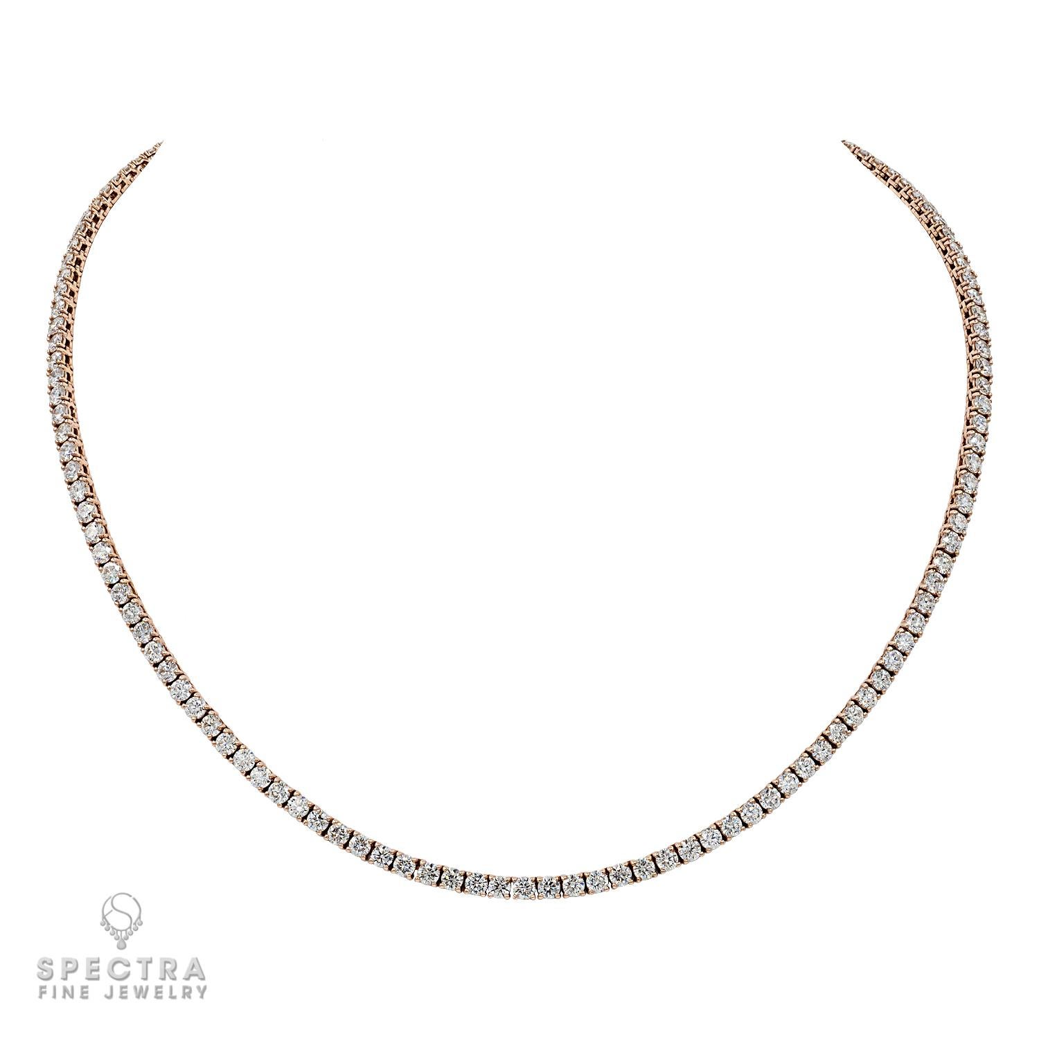 Questa elegante collana tennis unisce un design senza tempo al romanticismo moderno. Meticolosamente realizzato in oro rosa 14 carati, presenta un'abbagliante serie di 133 diamanti rotondi a taglio brillante per un totale di 11,82 carati, ciascuno