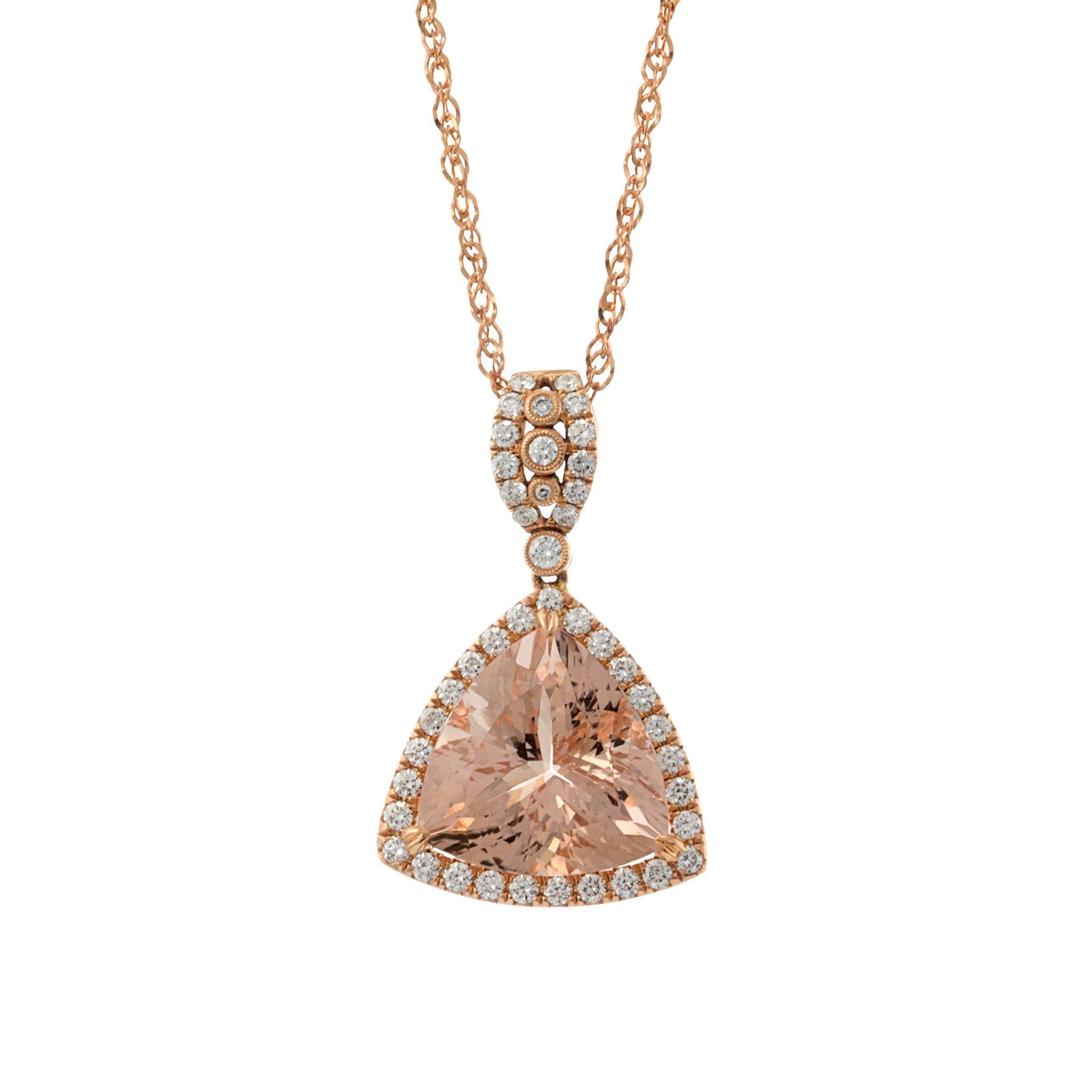 Questo squisito ciondolo presenta un'affascinante morganite ovale da 10,39 carati, splendidamente incastonata in oro rosa 14KT. Il pendente è impreziosito da 1,00 carati di diamanti a taglio rotondo con purezza VS, che aggiungono brillantezza ed