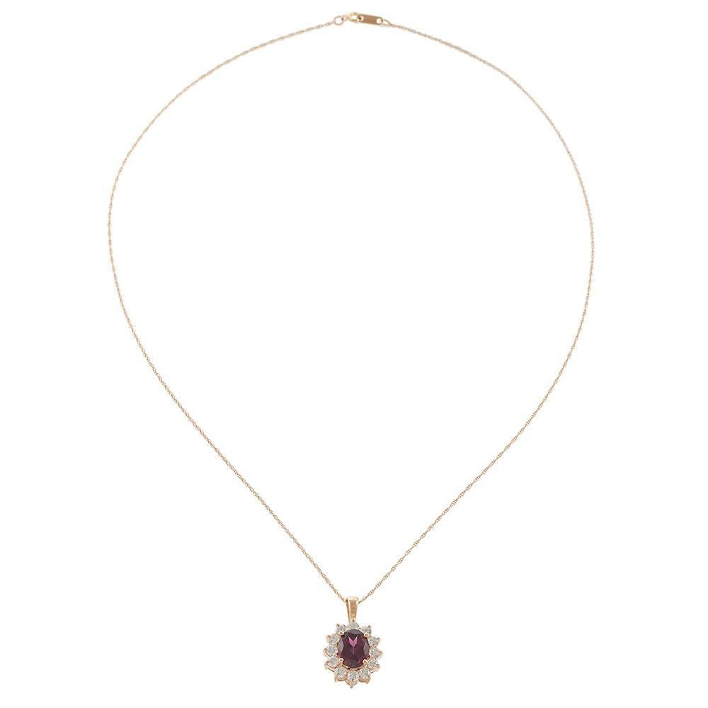 Un tocco regale di colore e maestria, questa collana in oro rosa 14KT presenta una vivida rodolite ovale centrale da 2,35CT circondata da un'aureola di diamanti a taglio rotondo dal peso totale di 1,00CT. I diamanti, classificati con colore G-H e