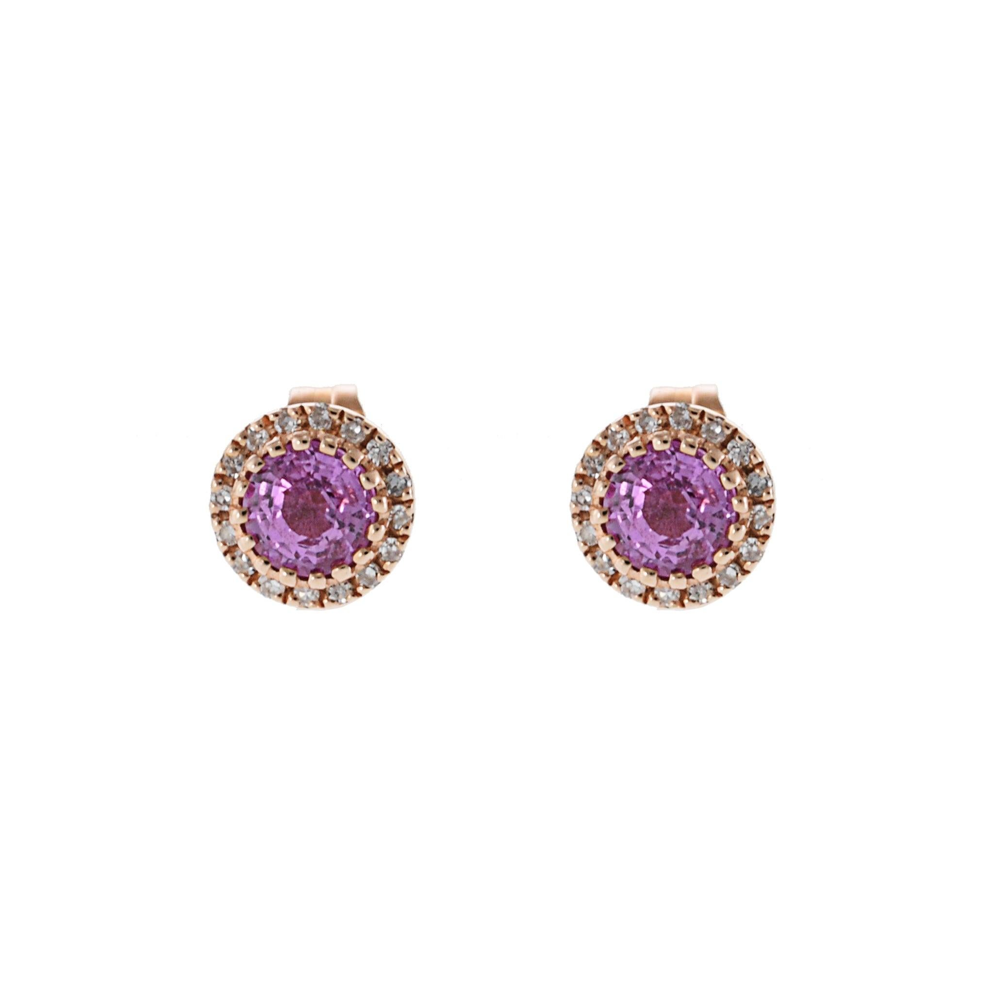 Questi eleganti orecchini a cerchio presentano 0,77 carati di vibranti zaffiri rosa, elegantemente incastonati in oro rosa 14KT. Il design è messo in risalto da 0,07 carati di diamanti a taglio rotondo, che aggiungono un sottile scintillio. Questi