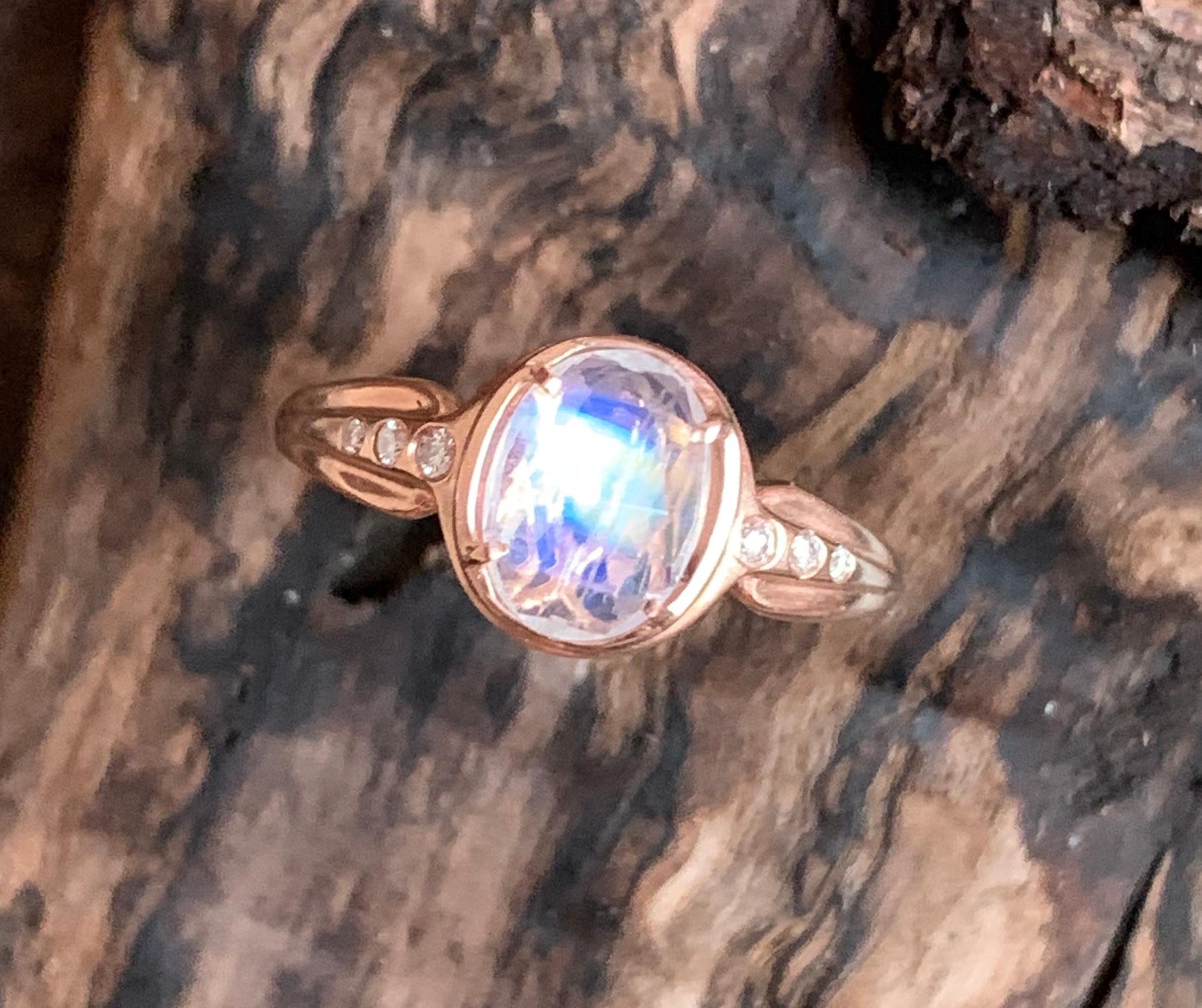 14 Karat Roségold Ring mit blauem Mondstein im Rosenschliff und Diamant-Akzenten im Zustand „Neu“ im Angebot in Weehawken, NJ