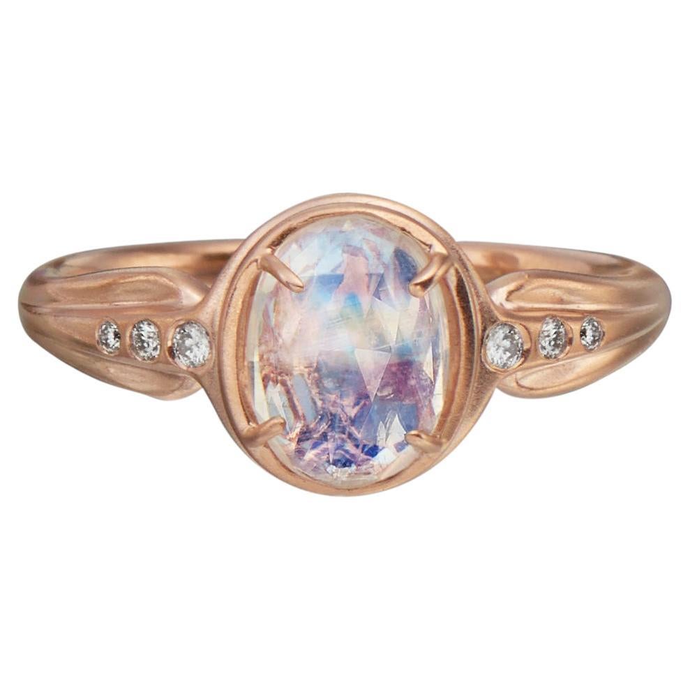 14 Karat Roségold Ring mit blauem Mondstein im Rosenschliff und Diamant-Akzenten im Angebot
