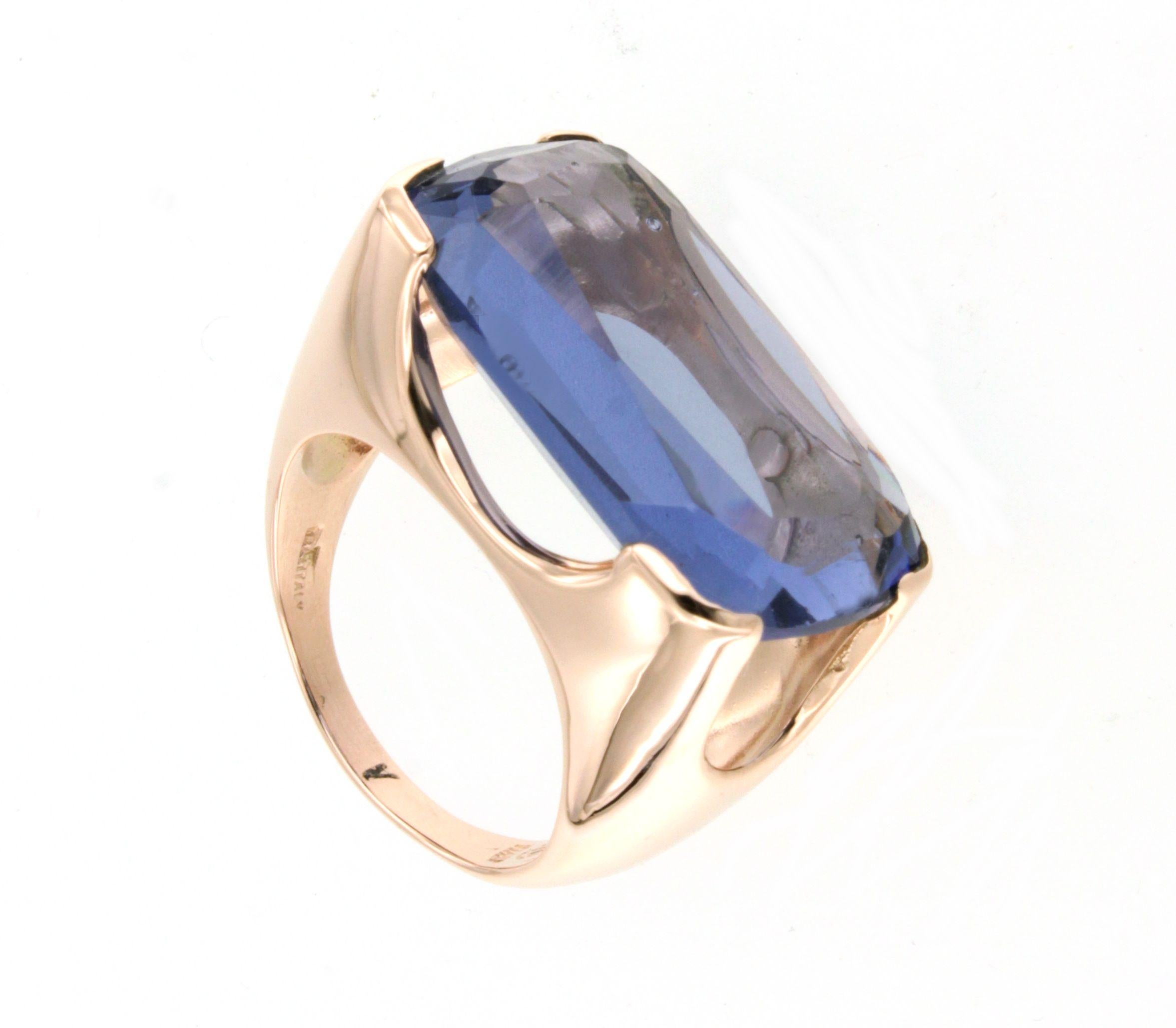 Moderner Trandy-Cocktailring aus 14kt Roségold mit hydrothermalem Stein : blauer londoner Topas  handgefertigt in Italien von Stanoppi Jewellery seit 1948.  Der Stein ist eine echte Neuheit, die von der Stylistin Gisella für ihre neuen Schmuckstücke