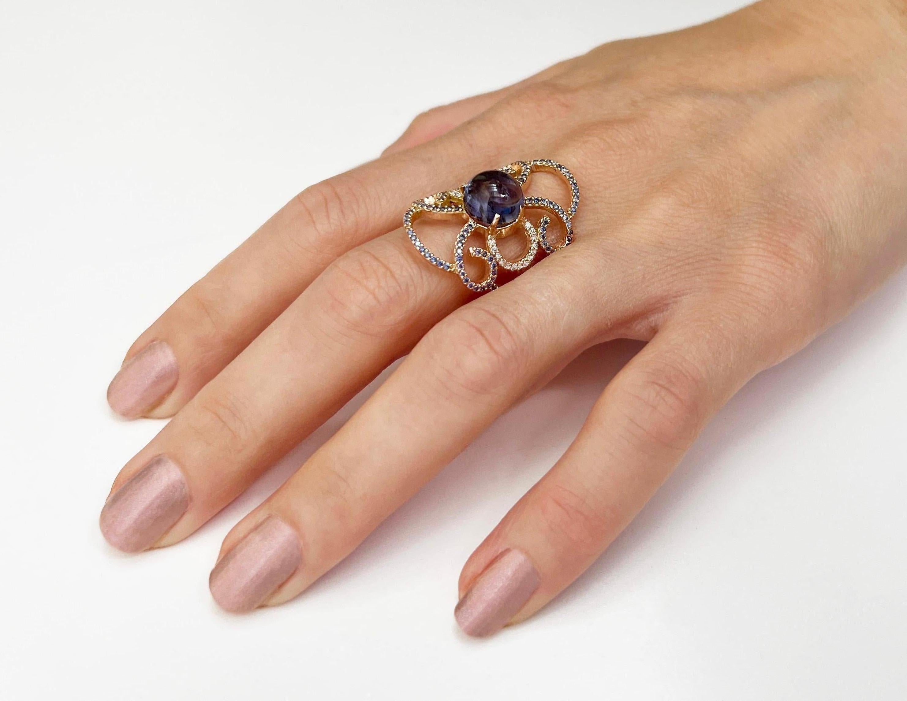 Inspired by curved shapes! Timeless beauty with modern elegance. Curved shapes that caresses your hand, special and unique design.
Made in Italy by Stanoppi Jewellery since 1948

Ring in 14k rose gold with Iolite (round cabochon cut, size: 10 mm),
