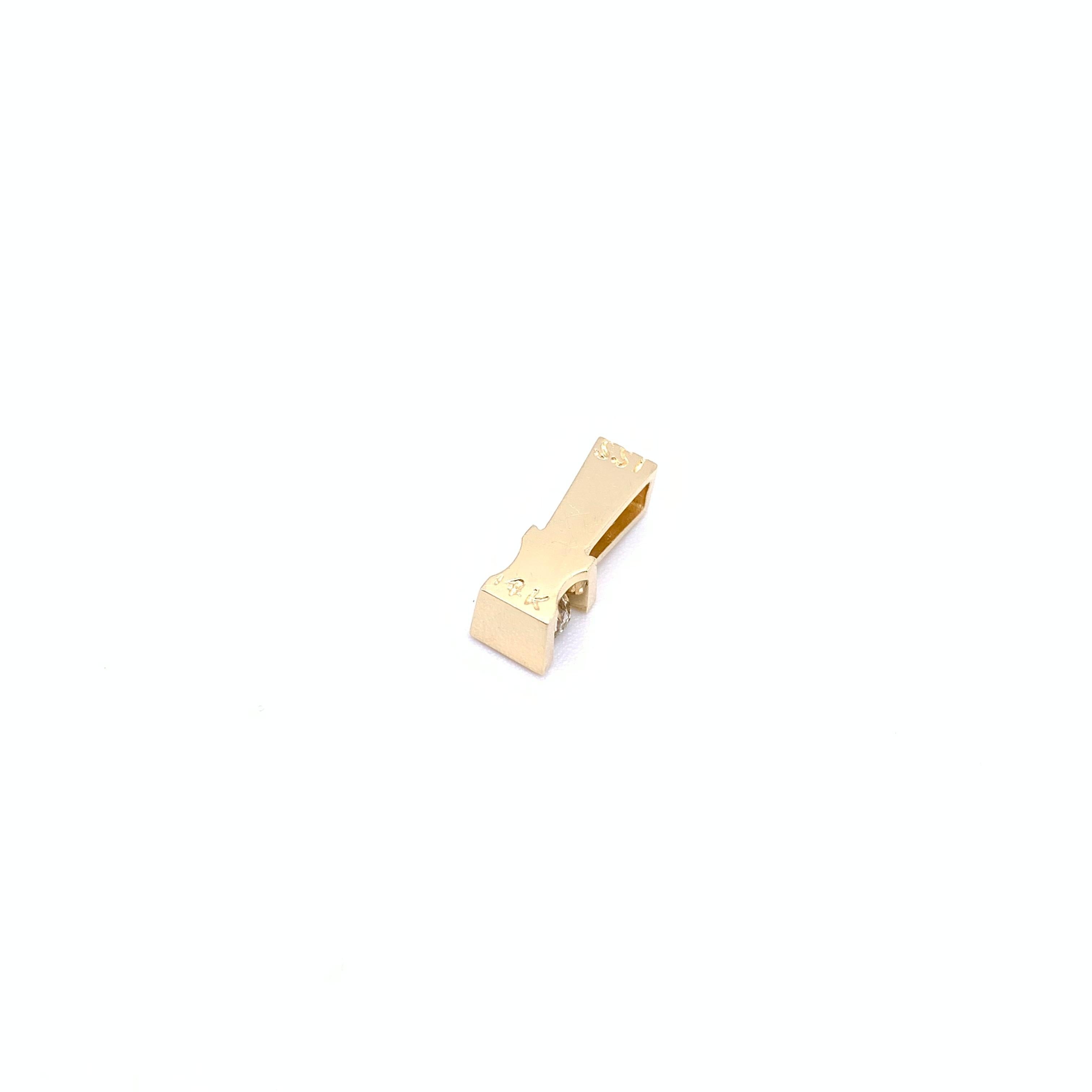 Dieser minimalistische Anhänger ist schick und eignet sich hervorragend als Alltagsgegenstand. Er ist in 14-karätigem Gelbgold gefasst und sein Mittelstein ist ein runder Diamant in Spannfassung. Er wiegt etwa 0,30 Karat, hat die Reinheit SI2 und
