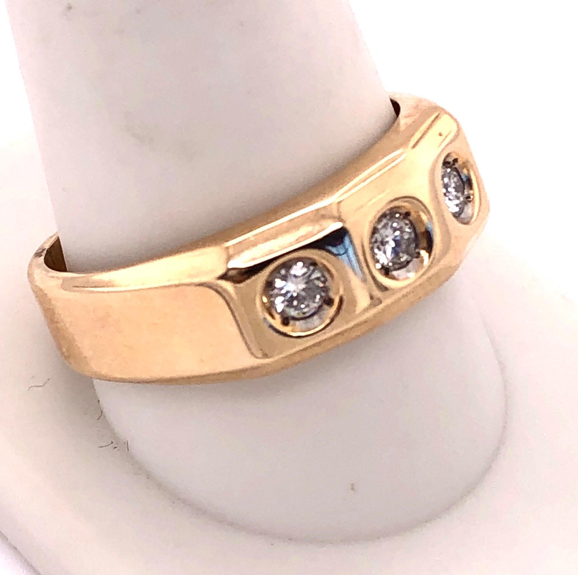 14 Karat 3 Diamond Yellow Gold Ring One 1/2 Carat Total Diamond Weight In Good Condition For Sale In Stamford, CT