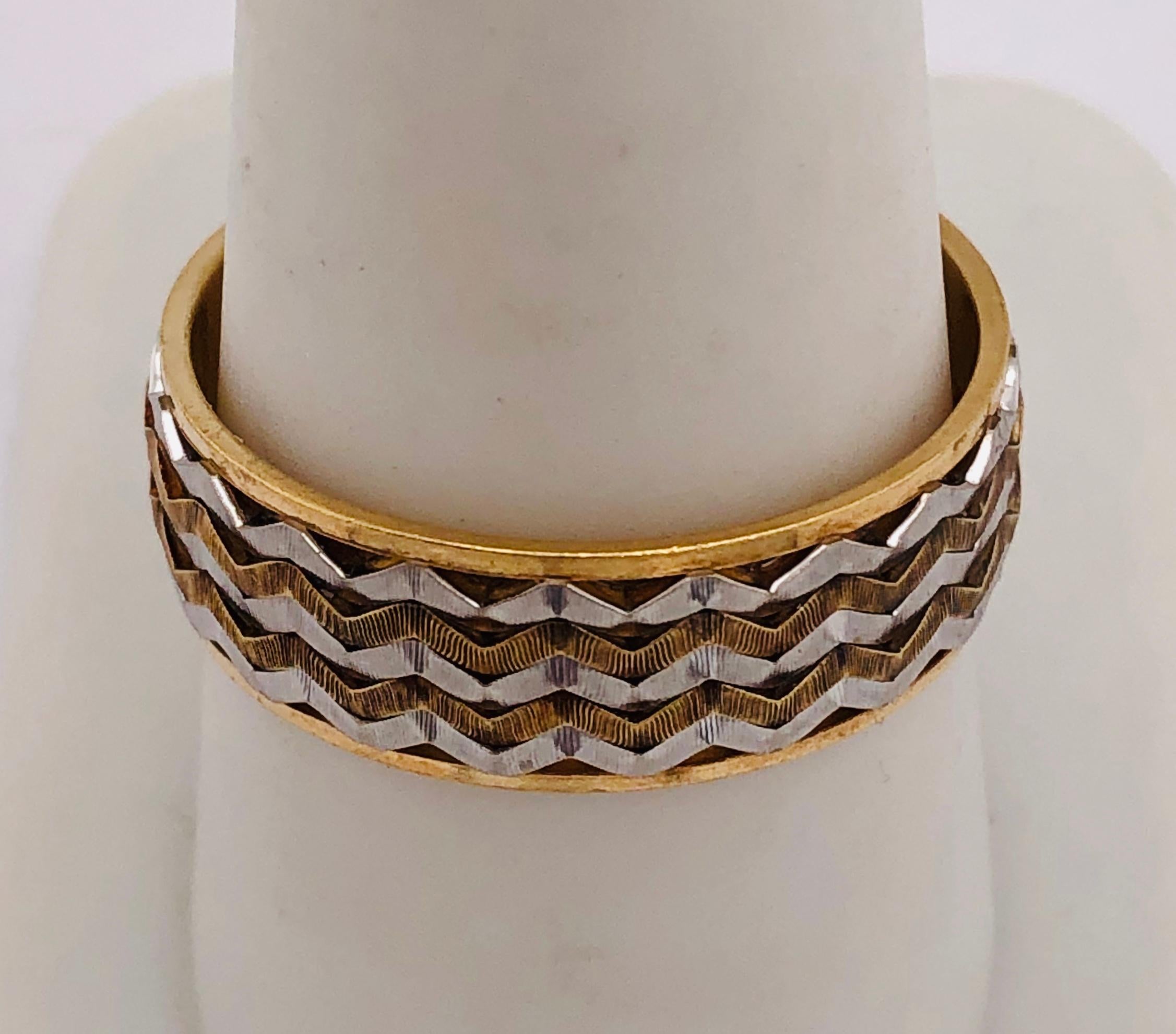 14 Karat Two-Tone Band Ring or Wedding Band In Good Condition For Sale In Manhasset, NY