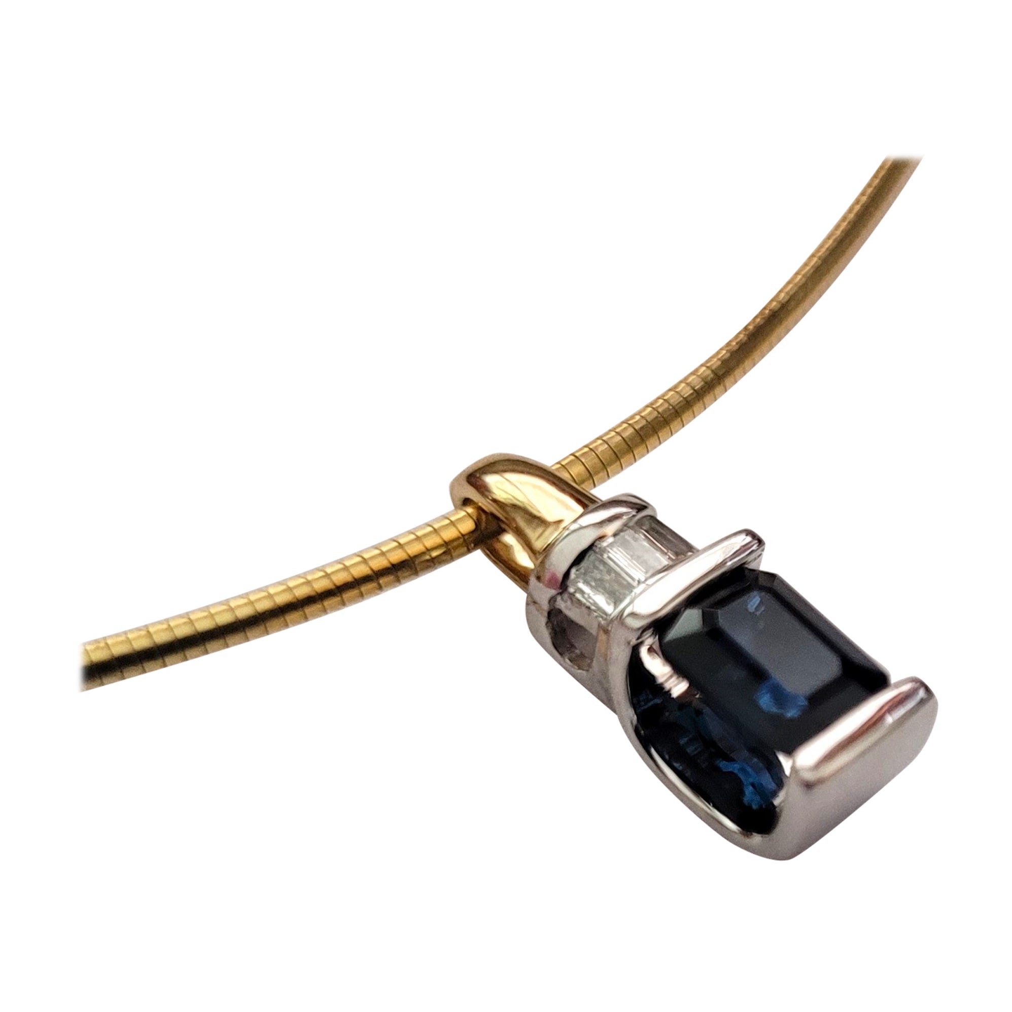 14kt zweifarbiges Gold 1,00 Karat Smaragdschliff Saphir .10cttw Baguette-Diamant-Anhänger im Angebot