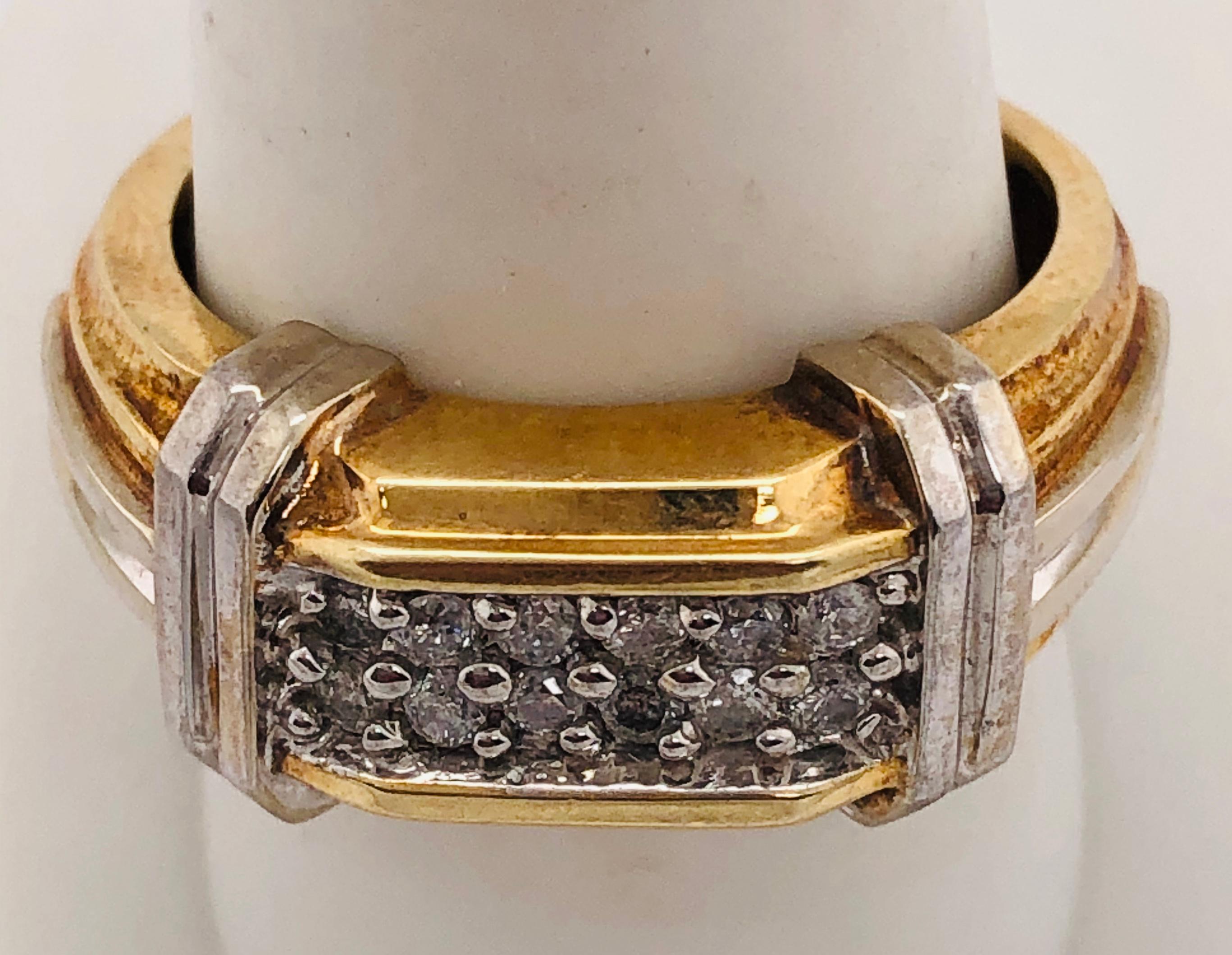 bague contemporaine en or bicolore 14Kt avec diamants 0,75 poids total de diamants.
Taille 10.25 avec un poids total de 10.41 grammes.