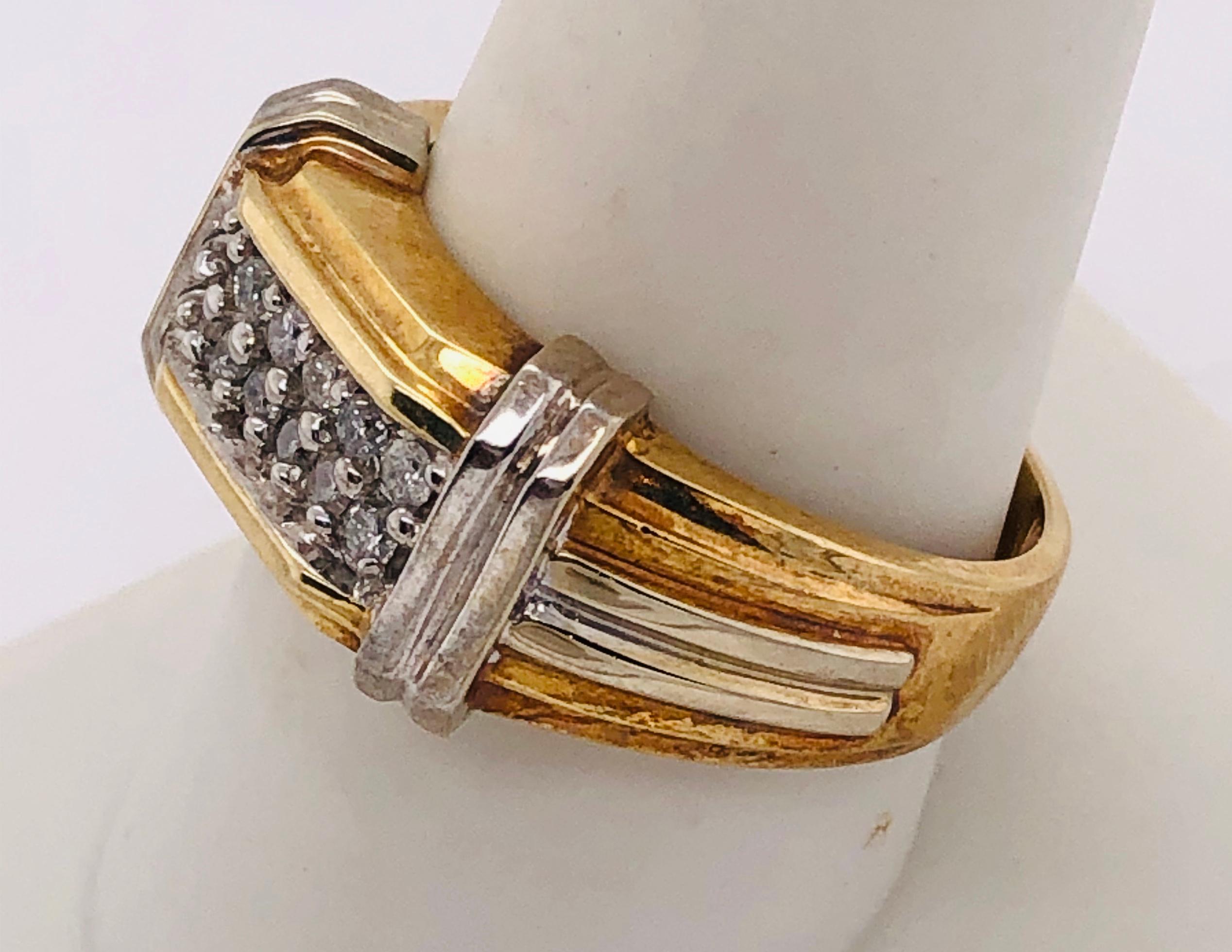 Taille ronde Bague contemporaine en or bicolore 14 carats avec diamants d'un poids total de 0,75 carat en vente