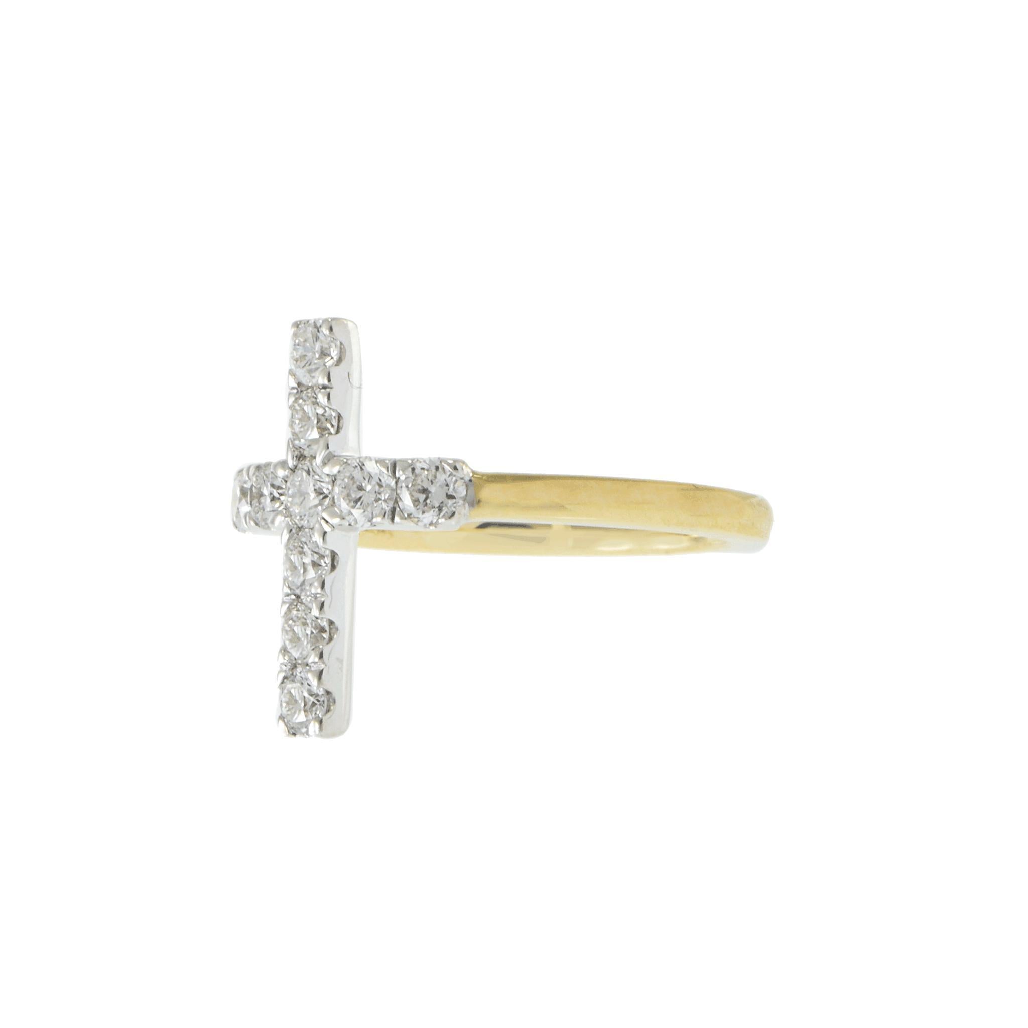 Cette élégante bague est réalisée en or 14K. Il présente un design en croix orné de diamants blancs ronds, d'une pureté de VS2 et d'une couleur de G.

Les diamants sont disposés verticalement et horizontalement.

Le poids total des diamants est de
